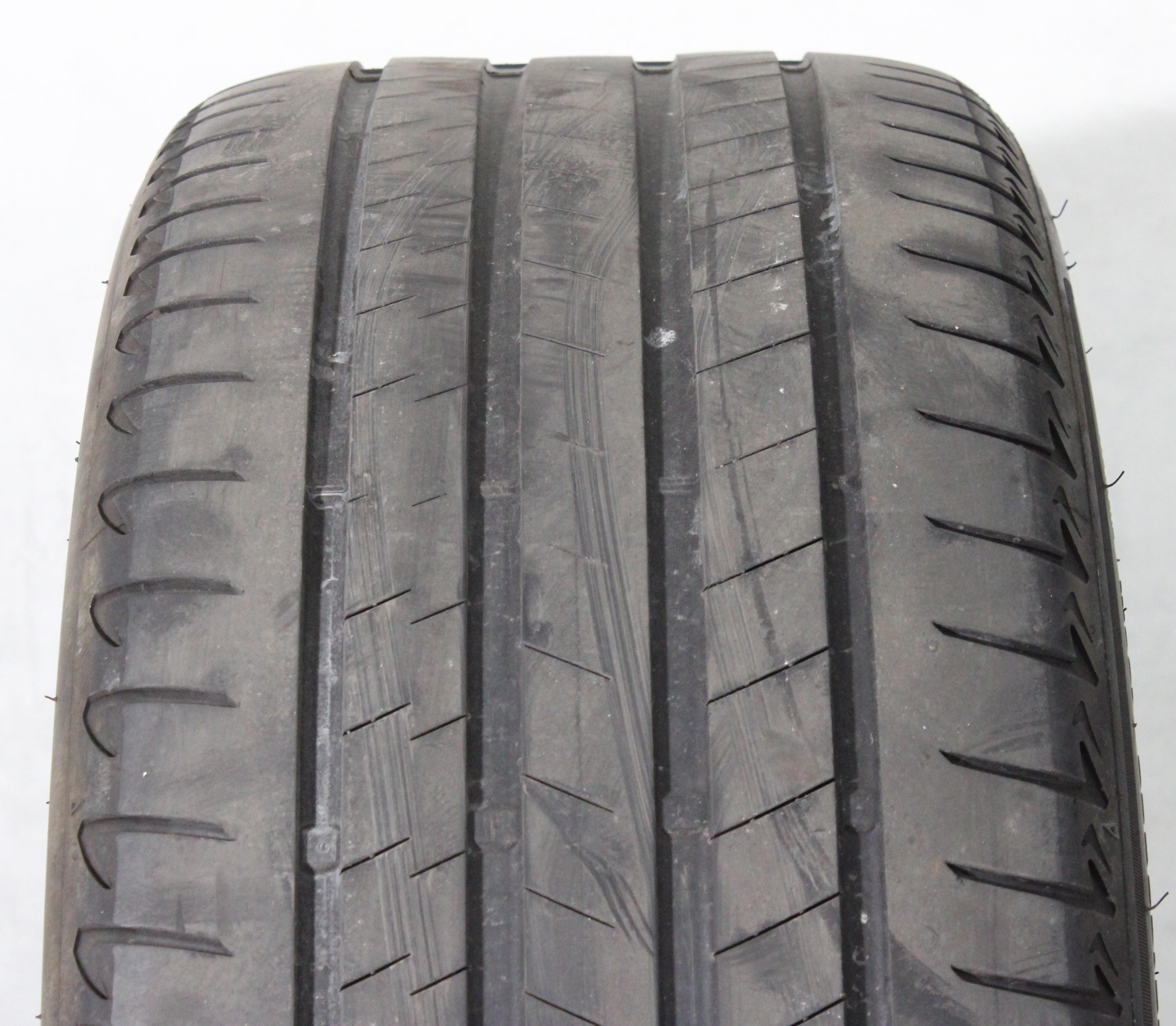 1 pneu été Bridgestone Alenza 001* 275/40R20 106W Runflat, avec une profondeur de sculpture de 3,5 mm au centre et de 4,5 mm sur les épaulements. 2022