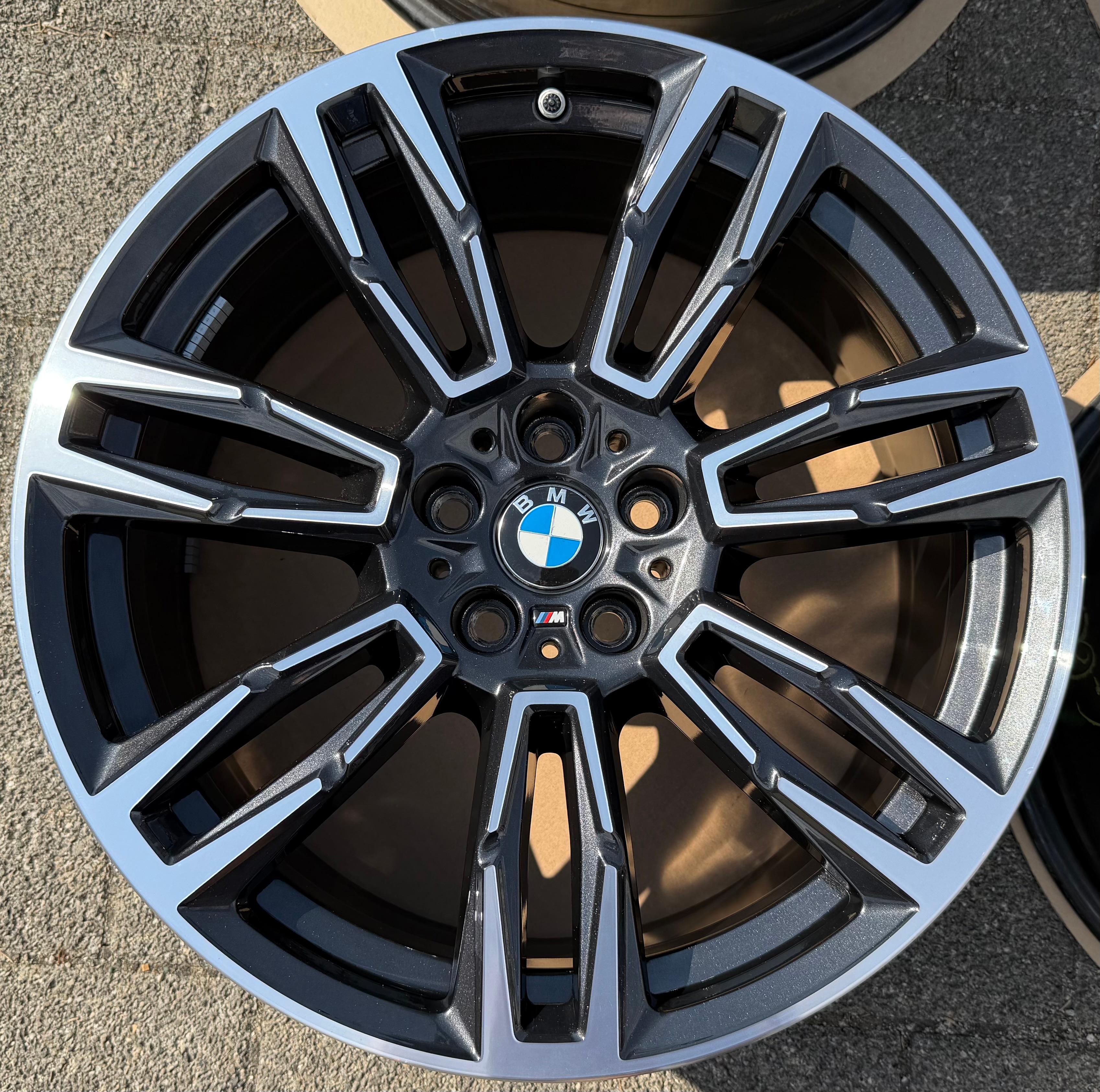 4 cerchi in lega originali da 19" per BMW Serie 5 G60 G61 i5, modello 935M, codici 5A324E0 e 5A324E1