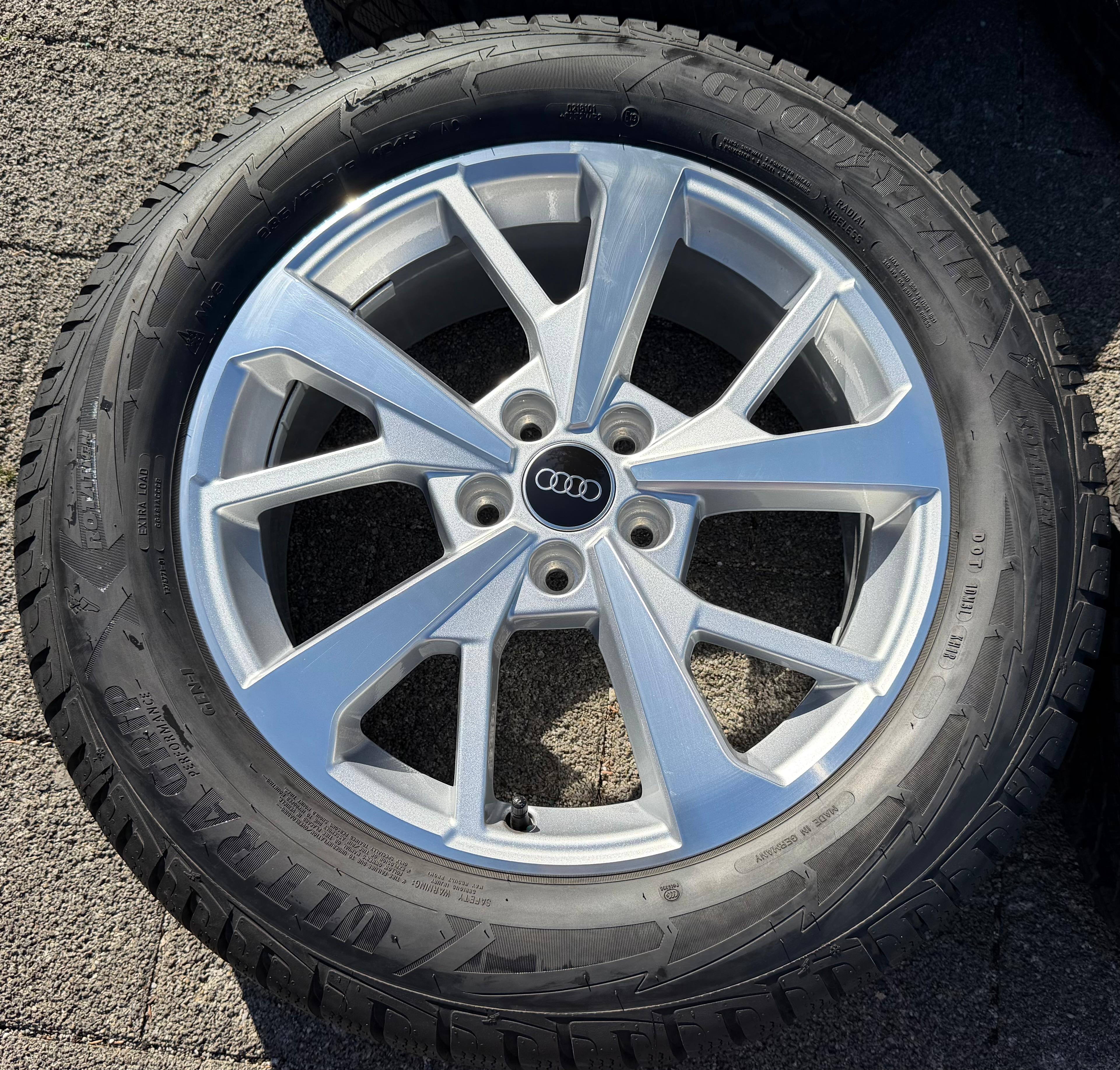 4 Original 18" Alu Winterräder Audi Q3 F3 83A 83A601025J 235/55R18 104H Goodyear