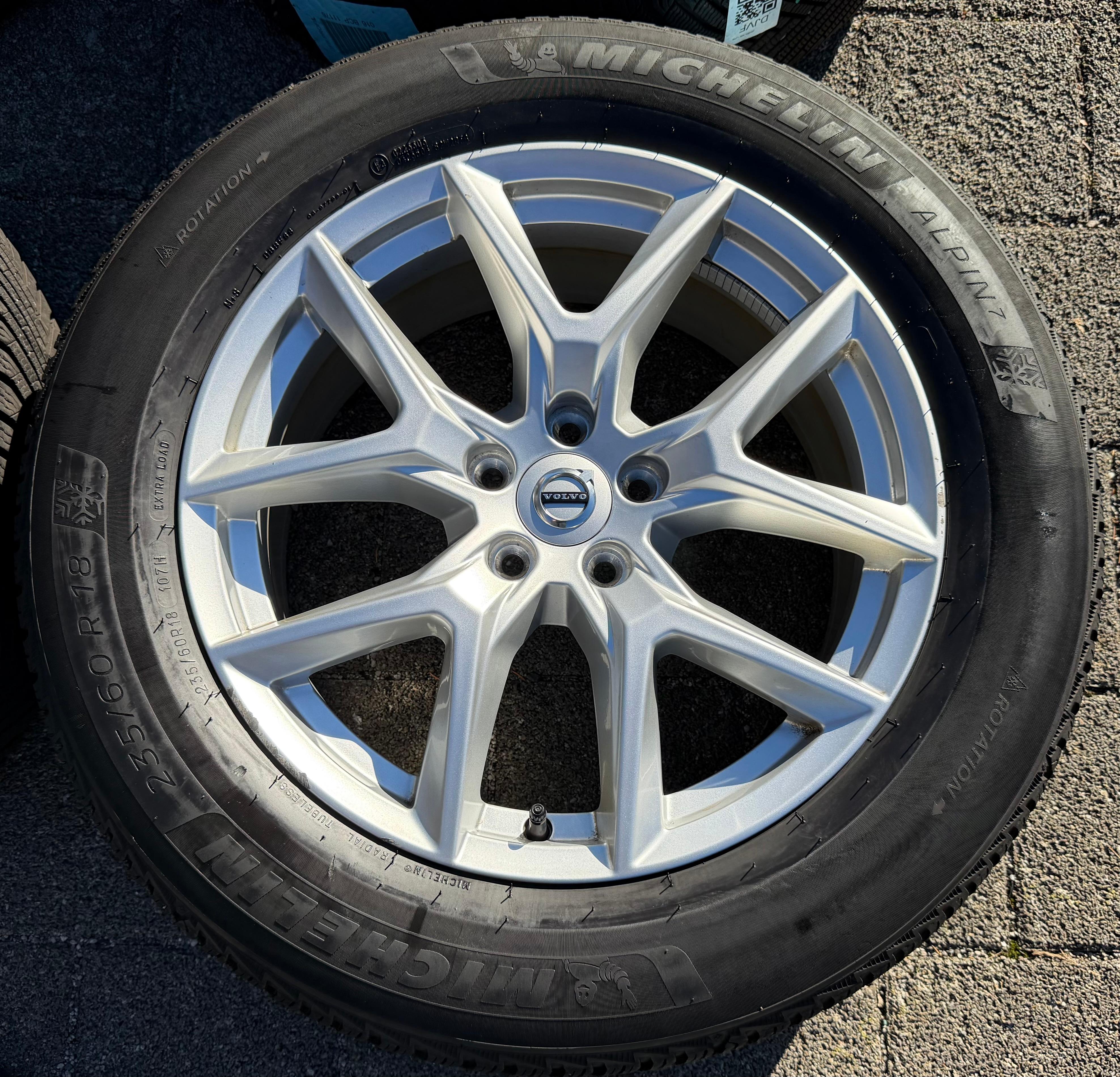 4 ruedas de invierno de aleación originales de 18" Volvo XC60 II 31423851 235/60R18 107H Michelin 2025