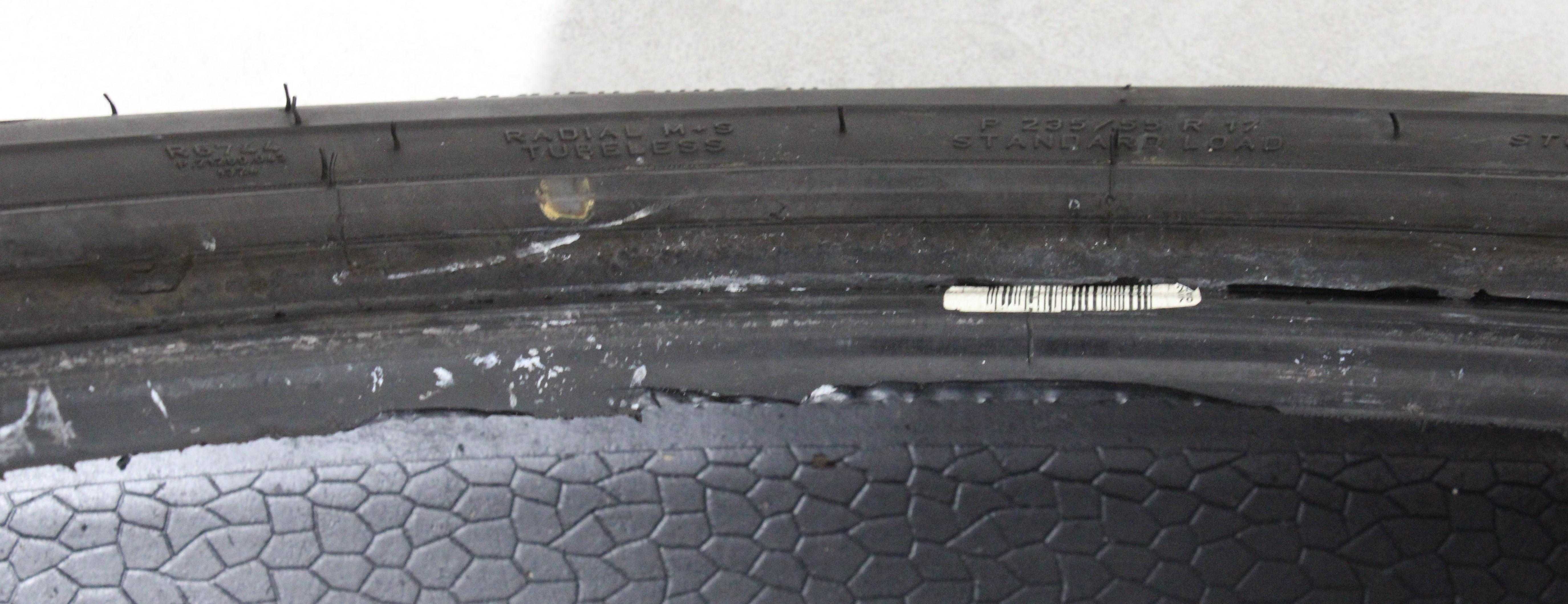 4 x 235/55R17 99V Winterreifen Pirelli Sottozero Winter 240 MO in der Mitte 4-4,5mm und auf den Schultern 5-5,5mm. 2017