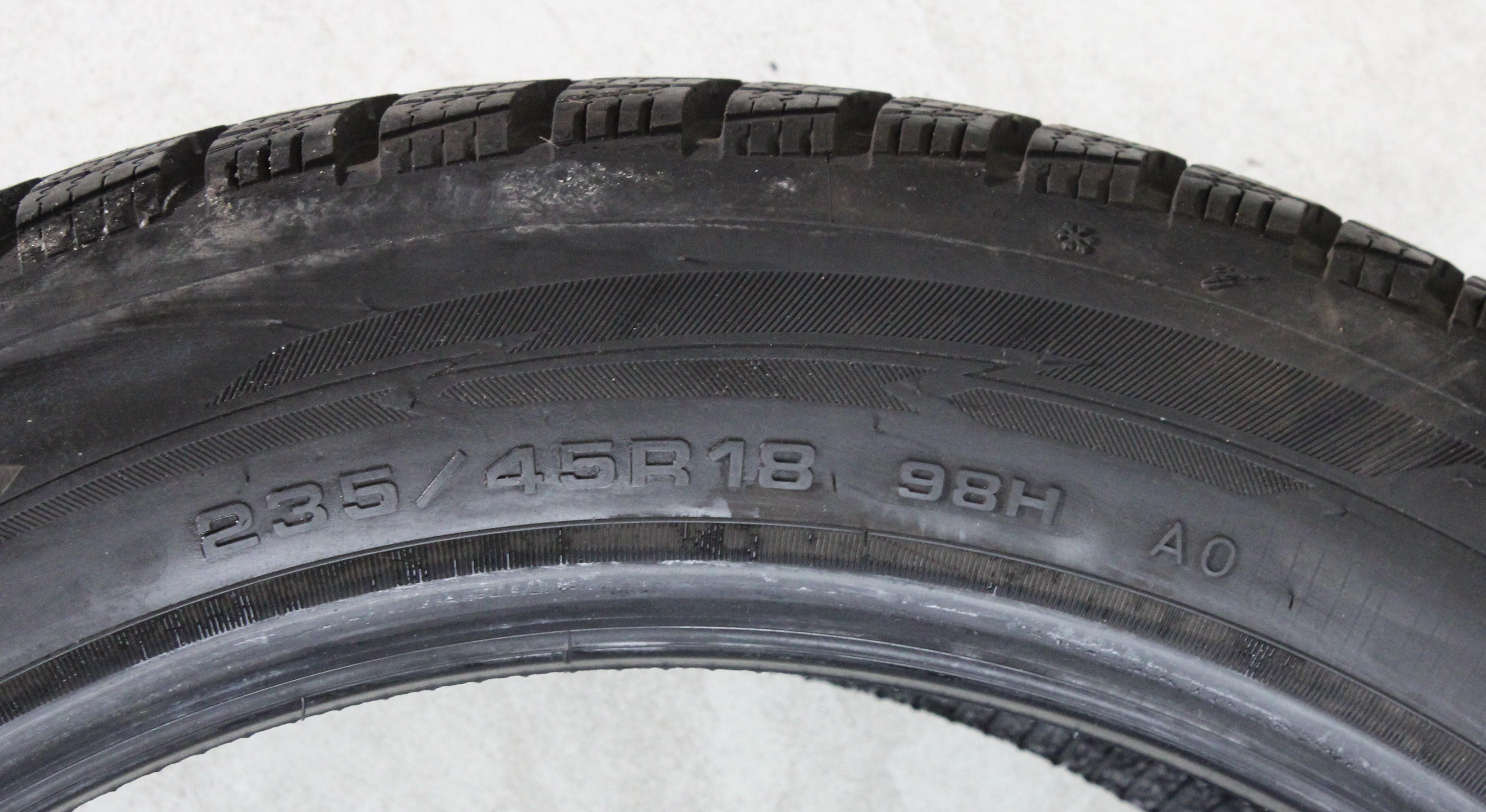 2 x 235/45R18 98H winterbanden Goodyear Ultra Grip Performance 3 AO 7-7,5mm 2024