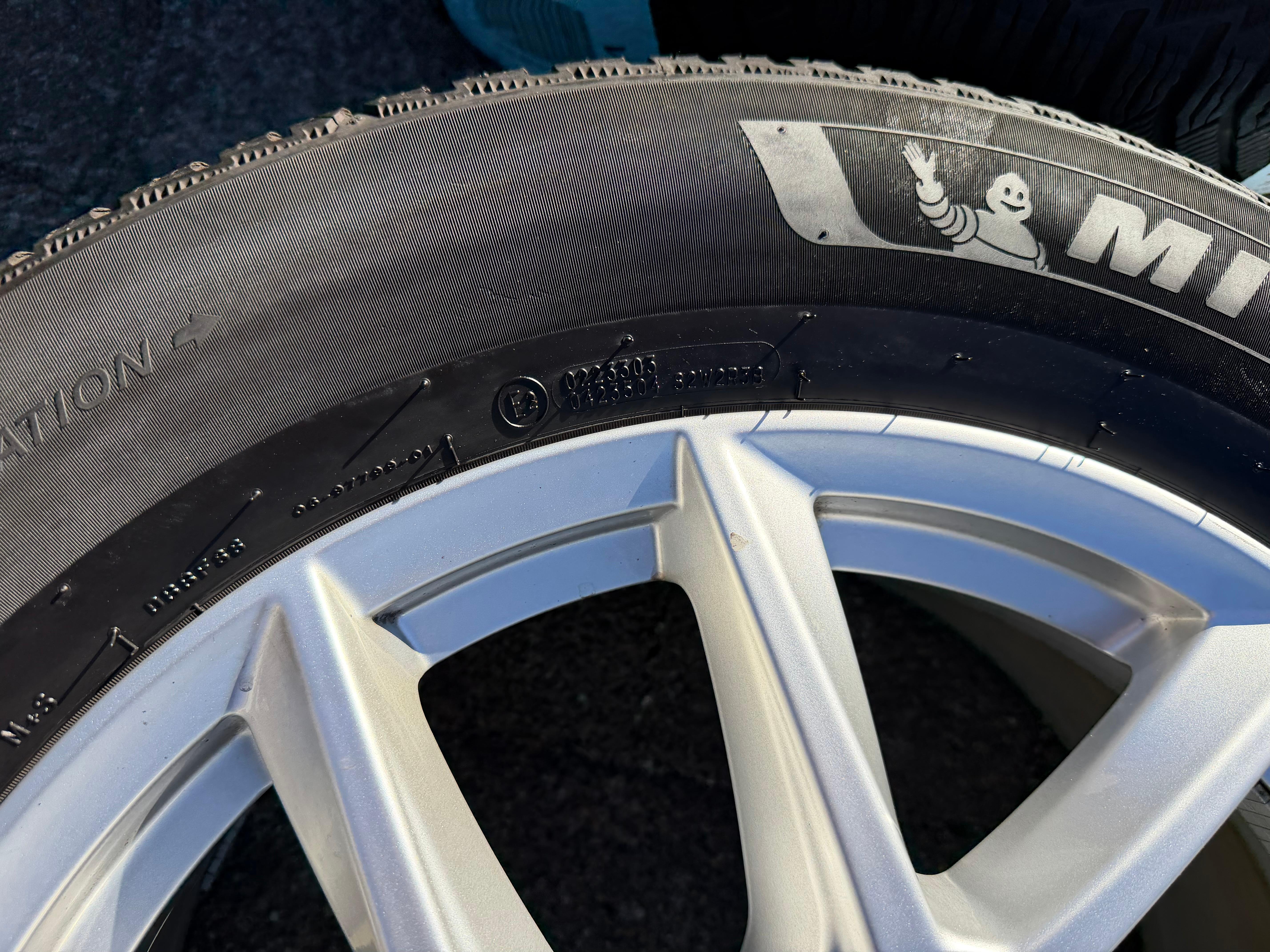 4 ruedas de invierno de aleación originales de 18" Volvo XC60 II 31423851 235/60R18 107H Michelin 2025