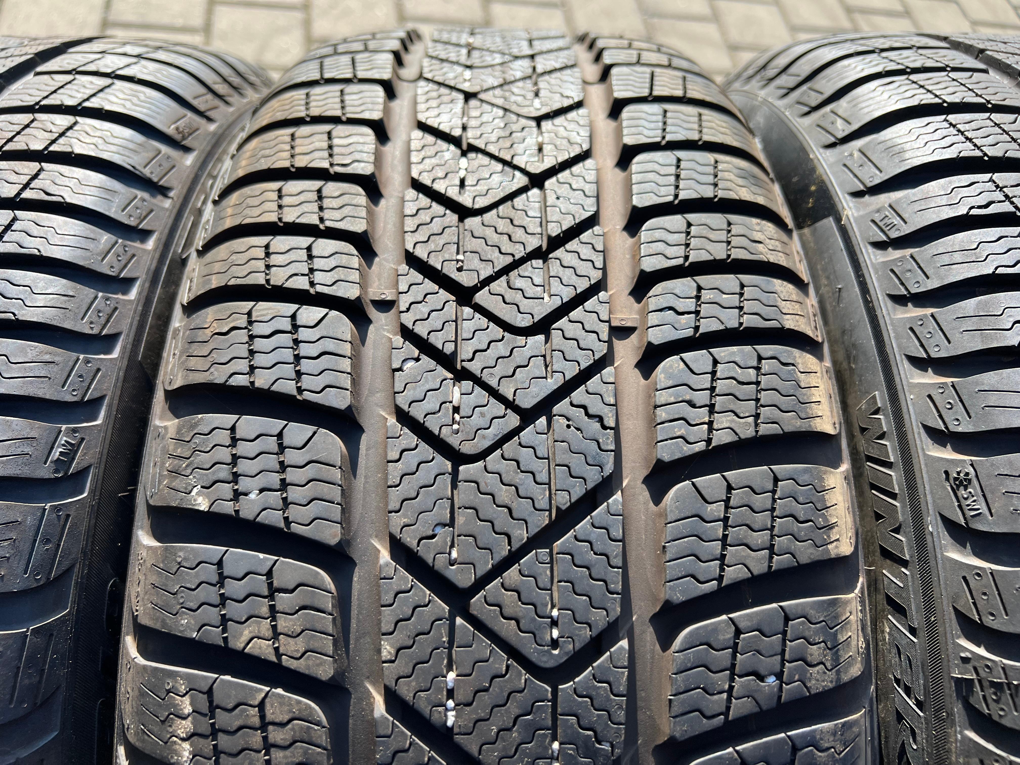 4 pneumatici invernali 225/45R19 96V Pirelli Sottozero 3 Runflat 7,5 mm 2020