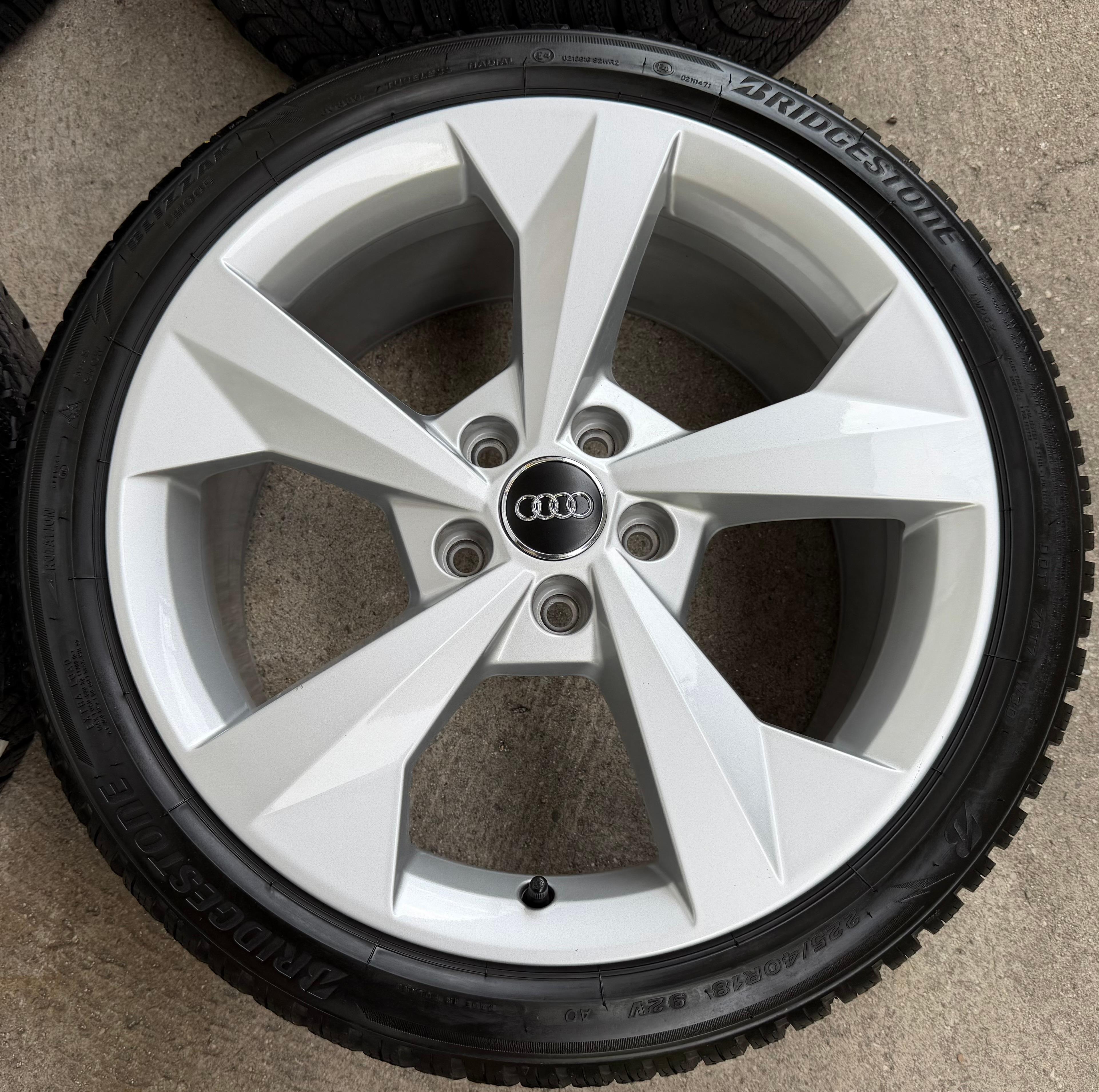 4 Original 18" Alu Winterräder Audi A3 S3 8Y 8Y0601025J 225/40R18 92V Bridgestone 2021