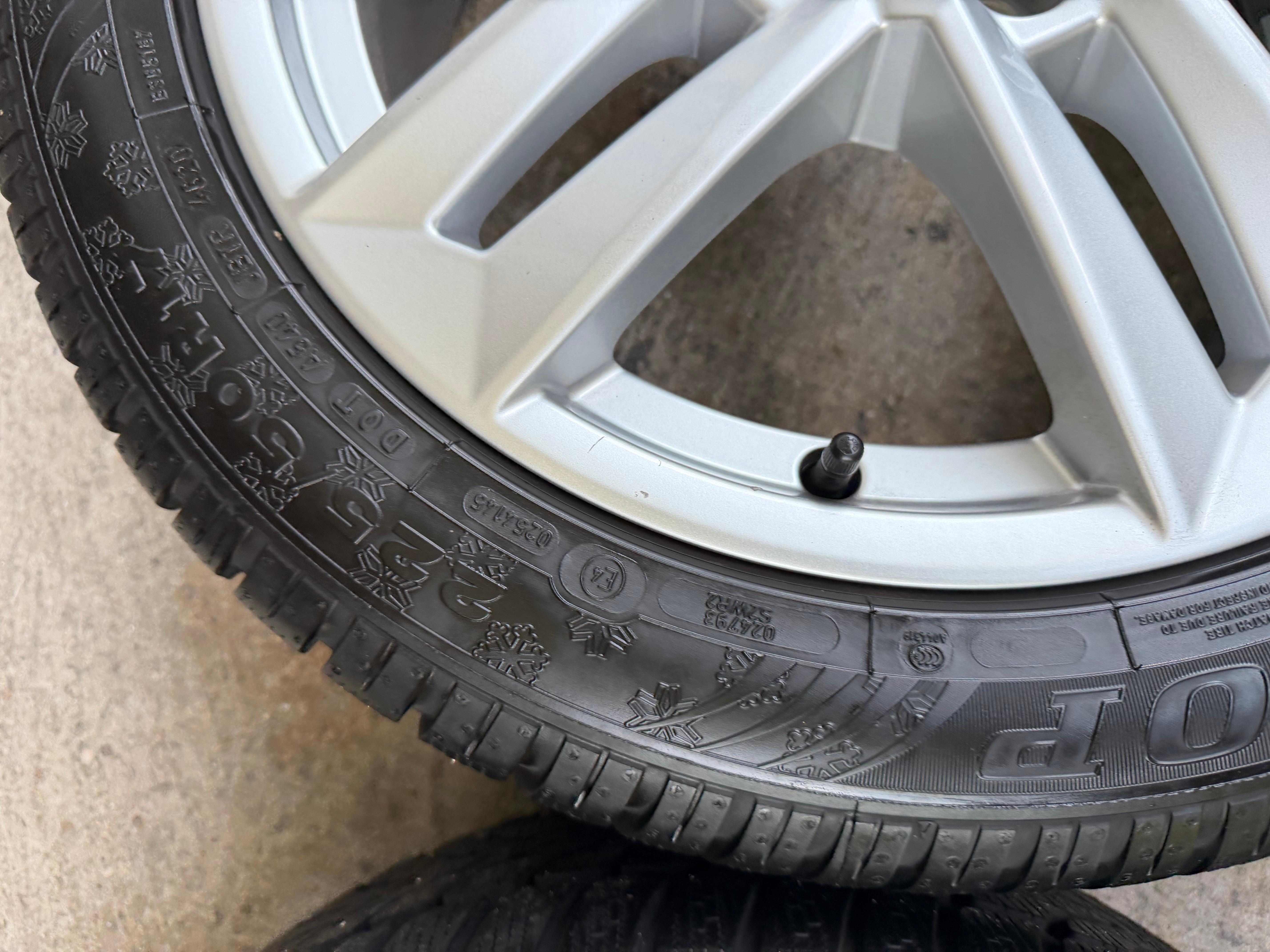 4 Original 17" Alu Winterräder Audi A4 B9 8W 8W0601025P 225/50R17 98H Dunlop