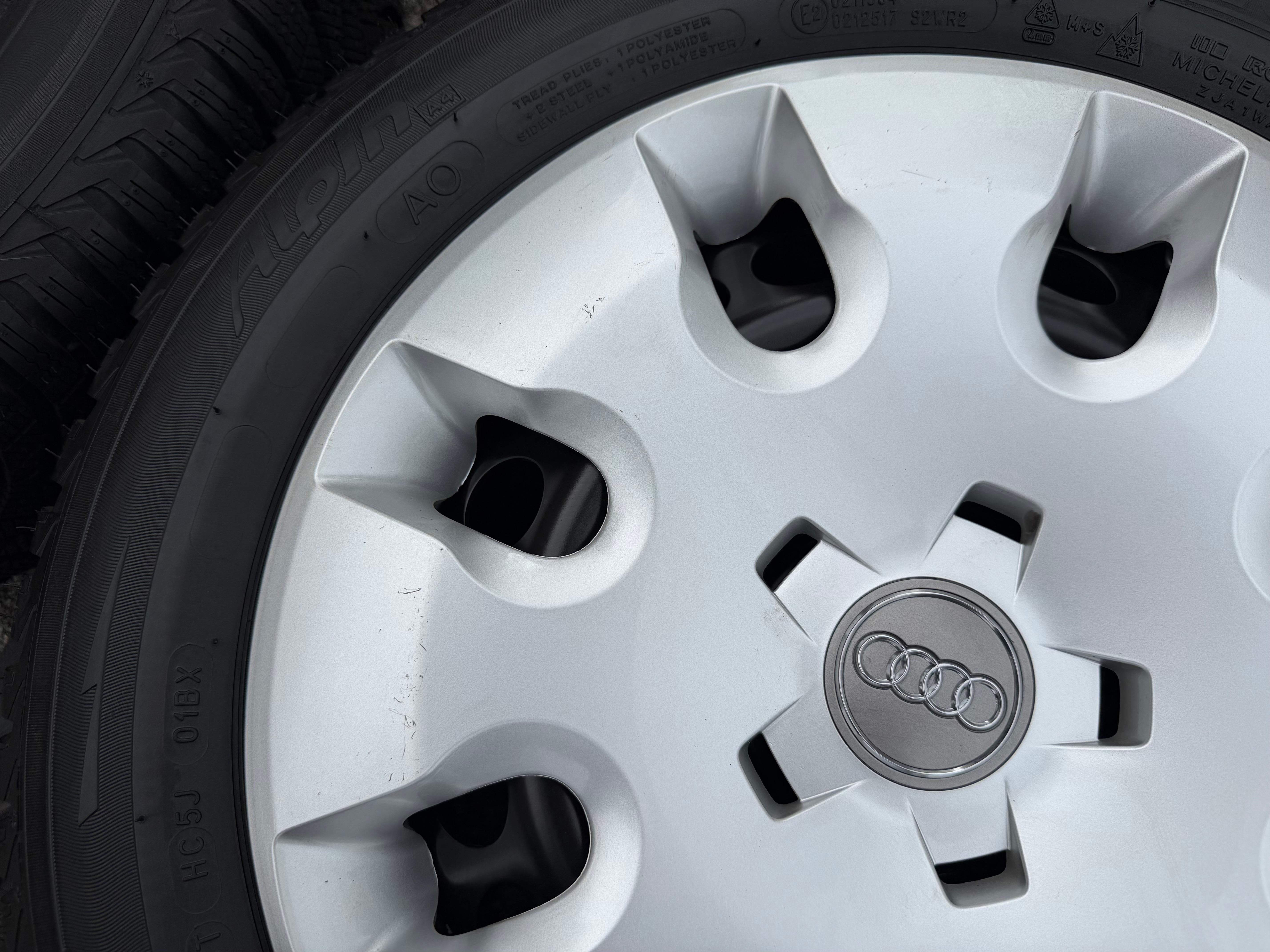4 Winterräder Audi A1 8X 8X0601027C 185/60R15 88H Michelin Winterreifen