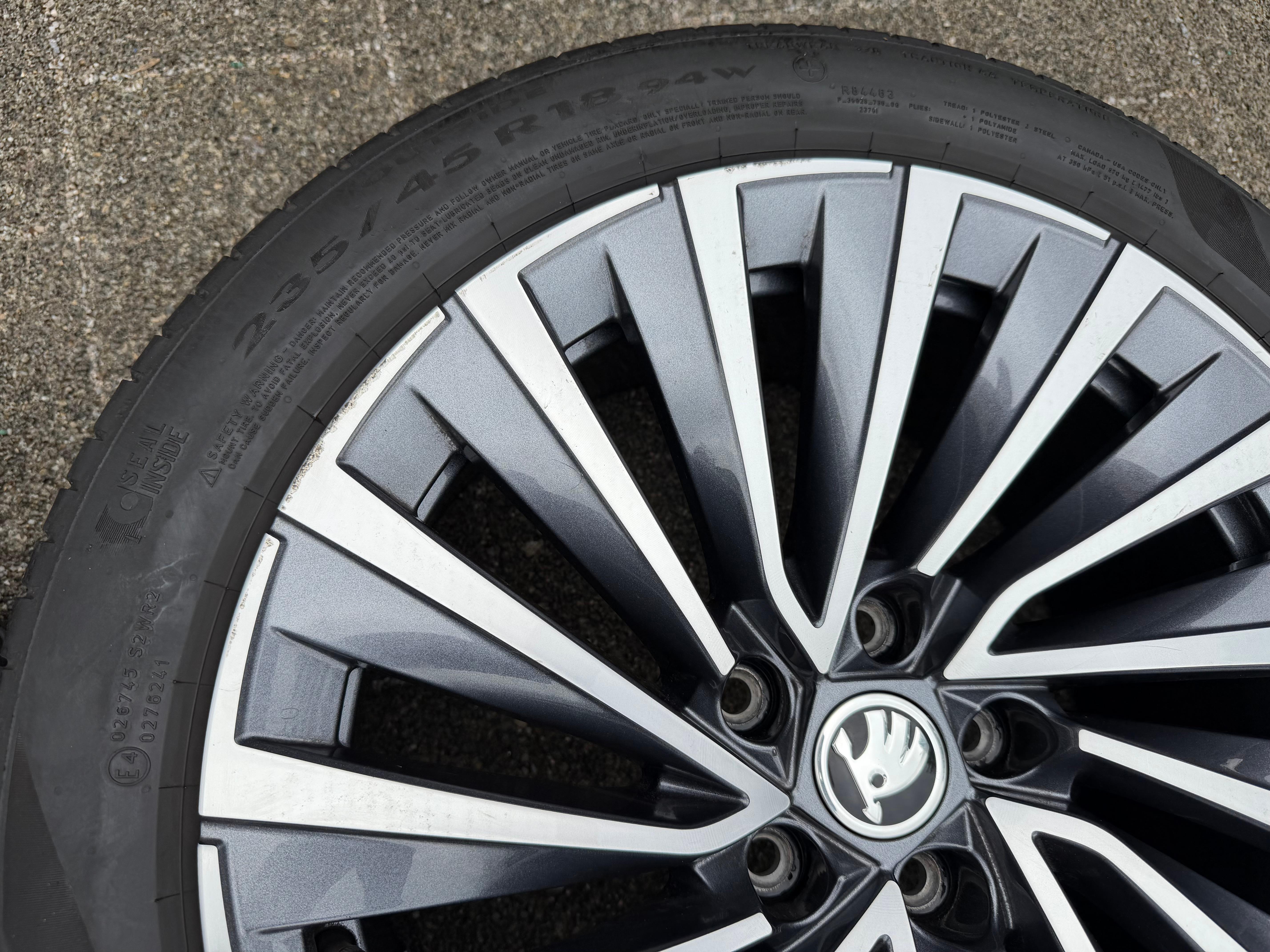 4 ruote estive originali in lega da 18" per Skoda Superb IV 4 B9 3P0601025F 235/45R18 94W