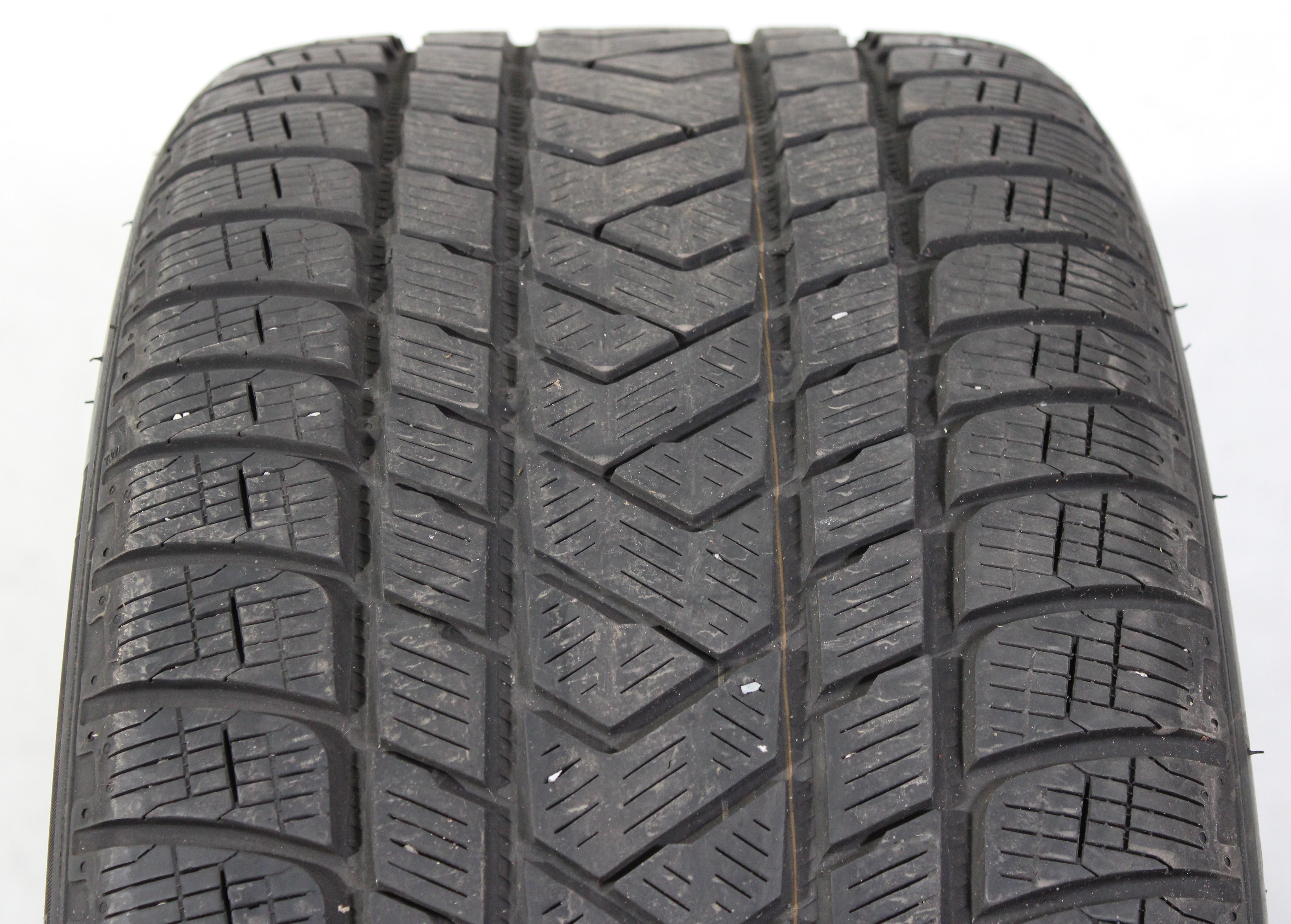 1 x 295/40R20 106V Winterreifen Pirelli Scorpion Winter in der Mitte 4,5-5mm und auf den Schultern 5-5,5mm. 2021 N0