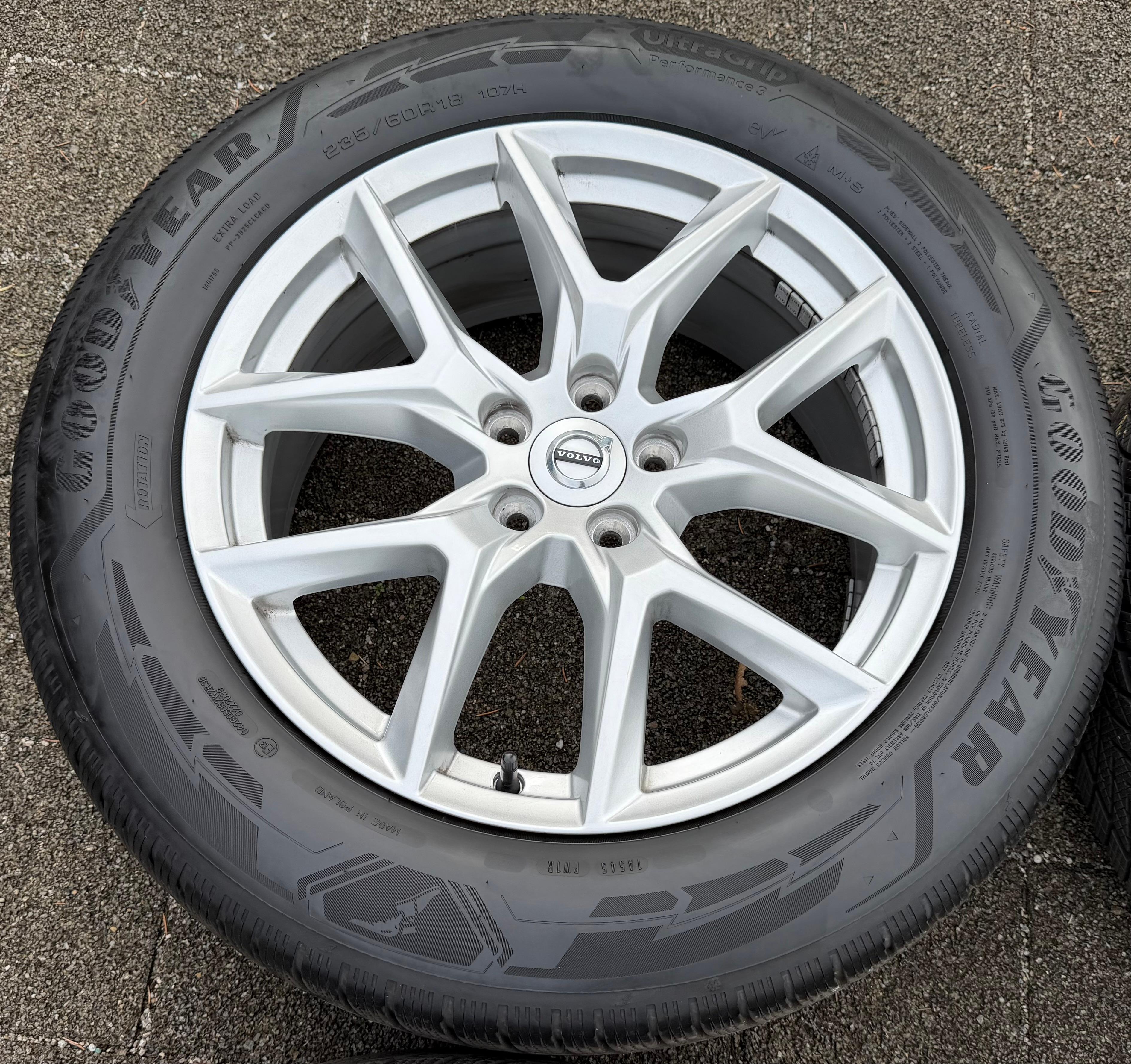 4 ruedas de invierno de aleación originales de 18" para Volvo XC60 II 31423851 235/60R18 107H Goodyear 2025