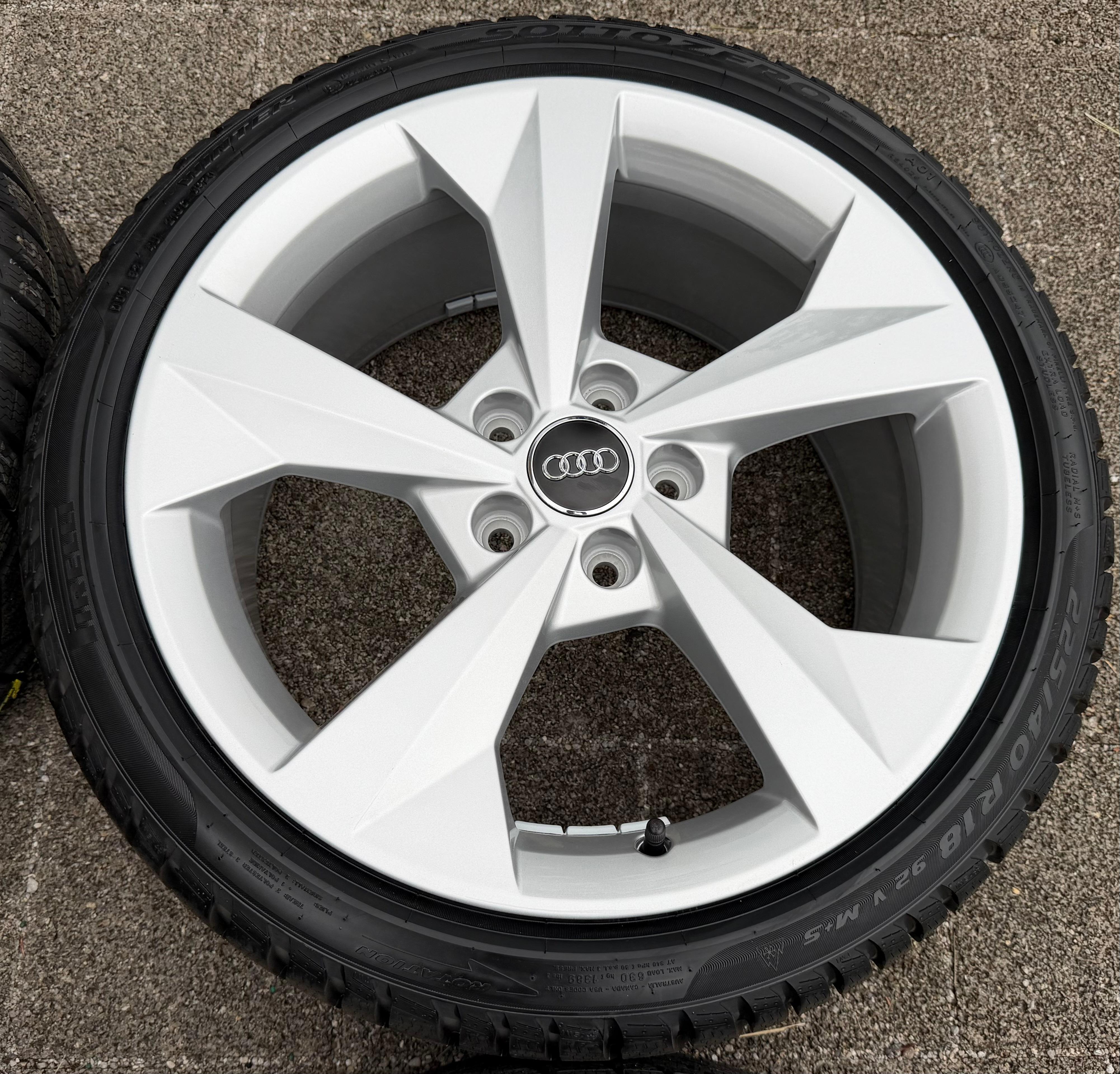 4 Original 18" Alu Winterräder Audi A3 S3 8Y 8Y0601025J 225/40R18 92V Pirelli