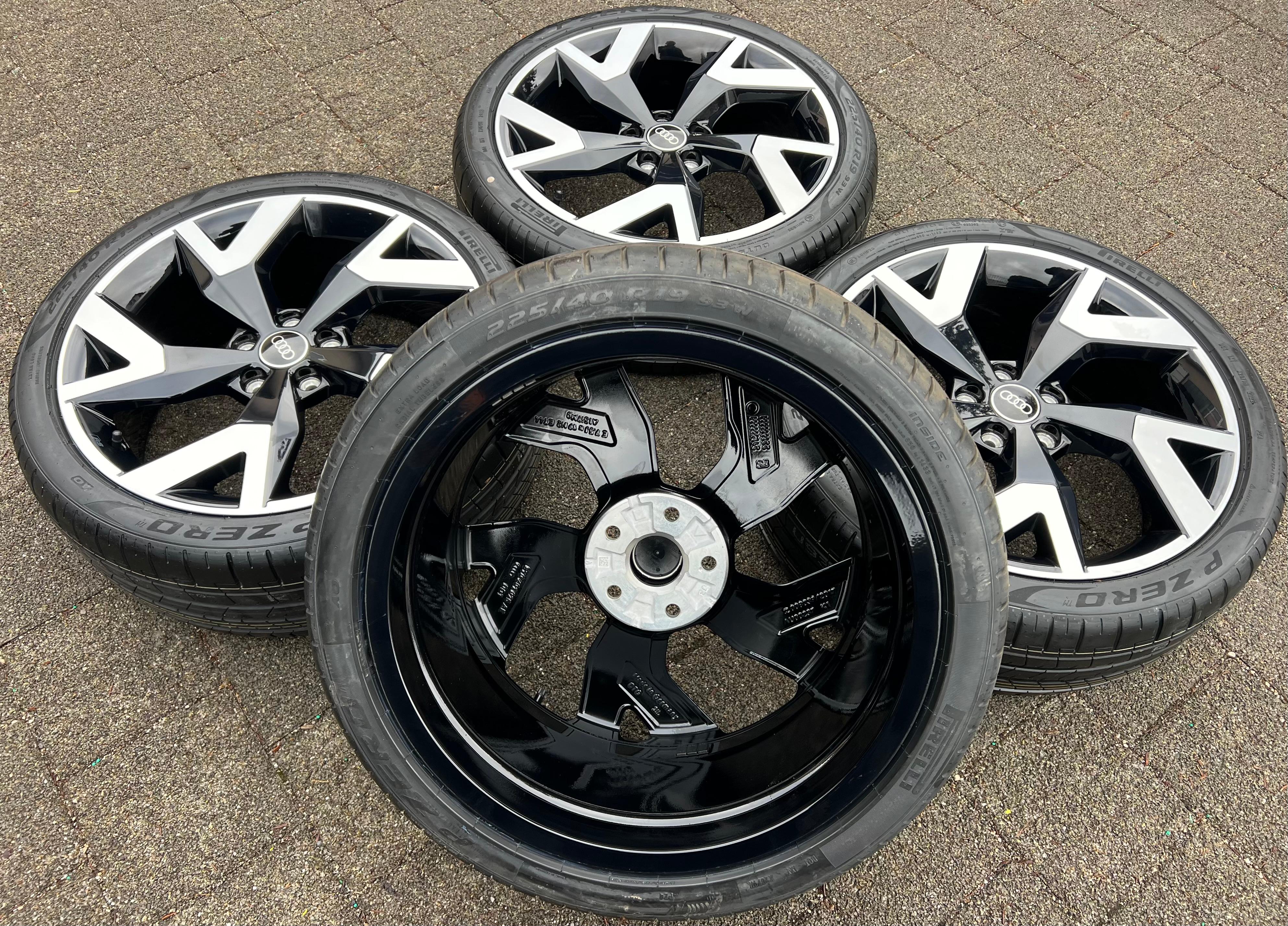 4 RUEDAS DE VERANO ORIGINALES DE ALEACIÓN DE 19" AUDI A3 S3 8Y ALLSTREET 8Y0601025AE 225/40R19 92W PIRELLI NUEVAS