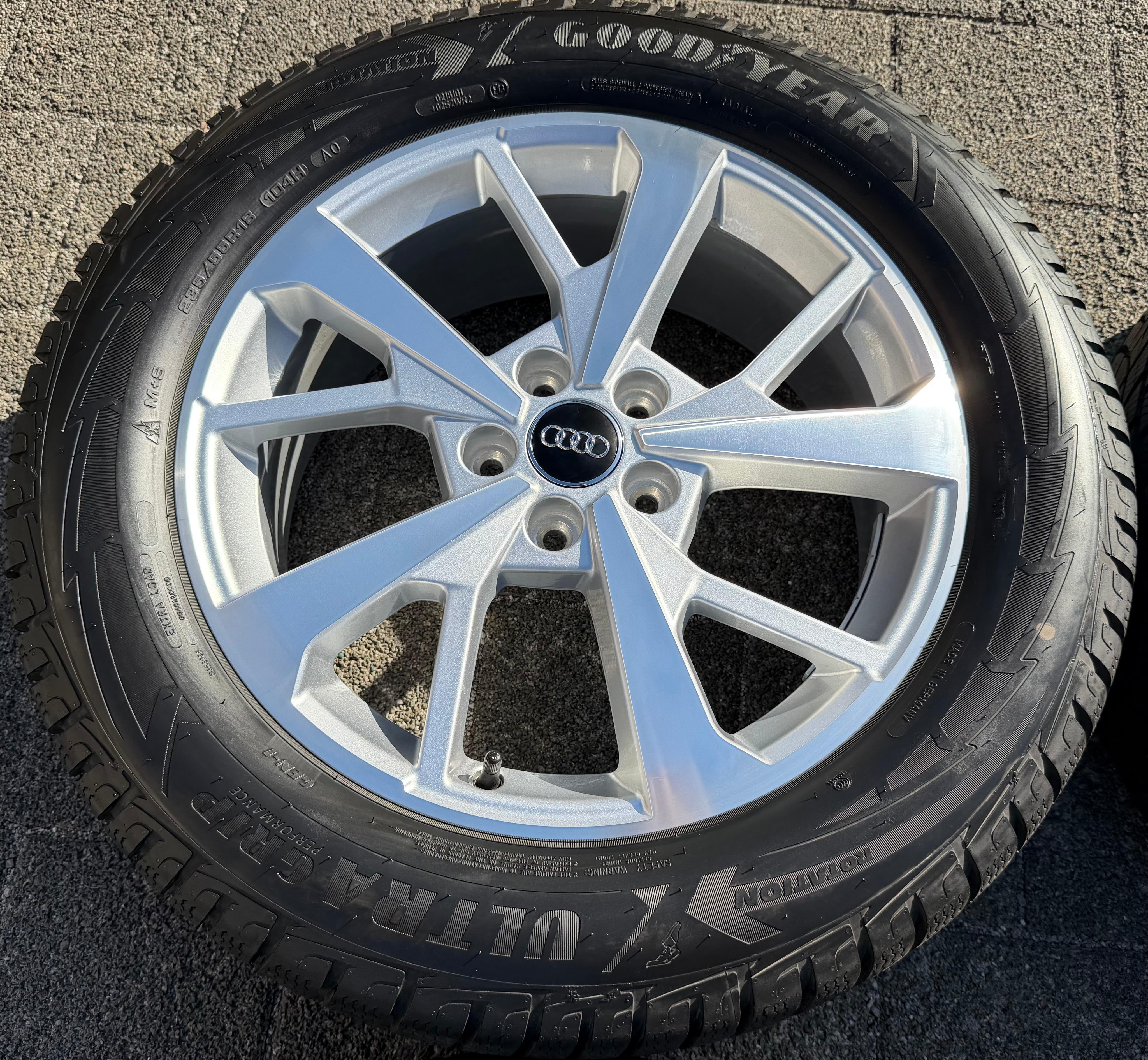 4 Original 18" Alu Winterräder Audi Q3 F3 83A 83A601025J 235/55R18 104H Goodyear