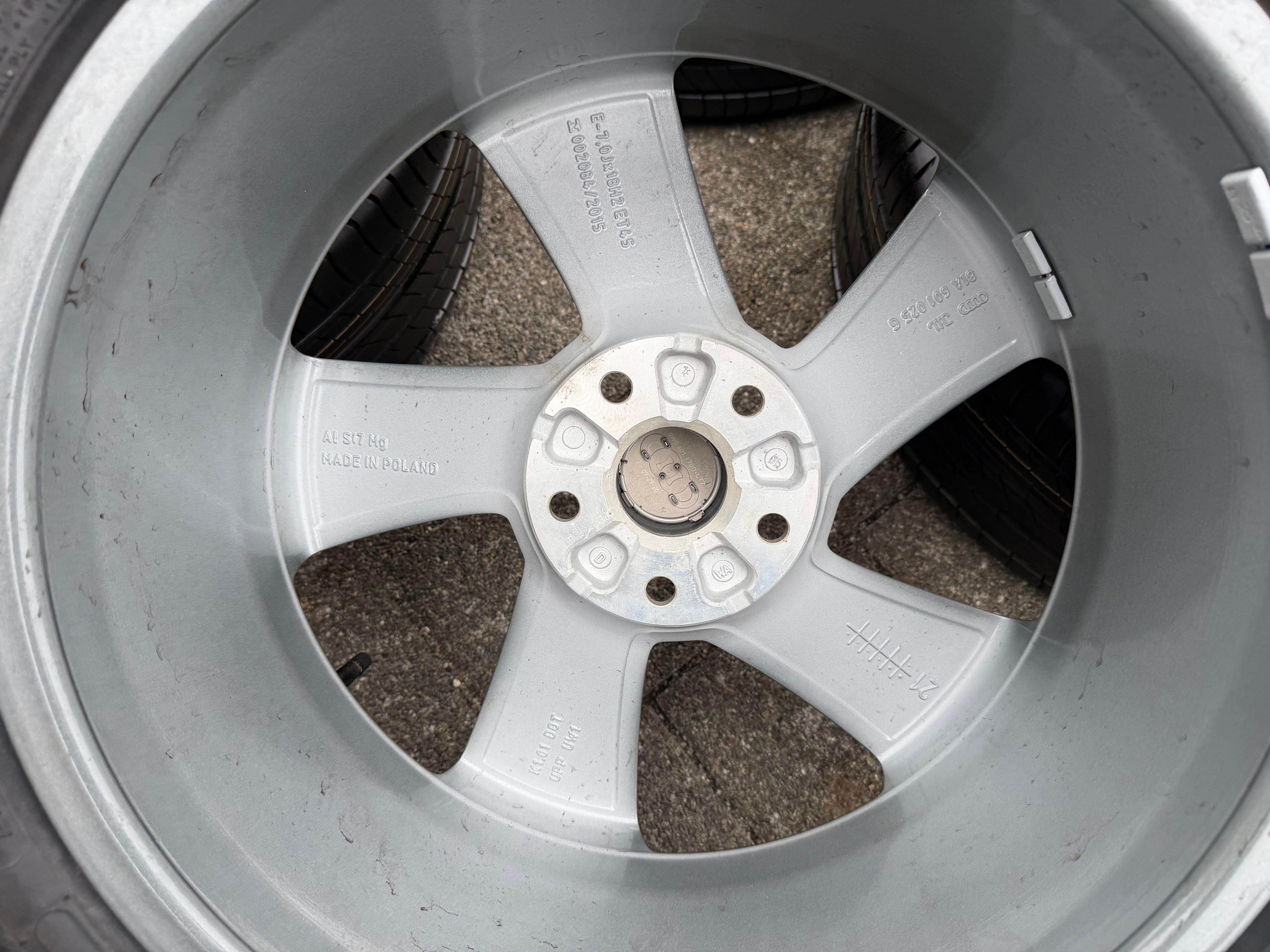 4 roues été complètes en aluminium d’origine 18" Audi Q2 SQ2 81A601025G 215/50R18 92W Michelin