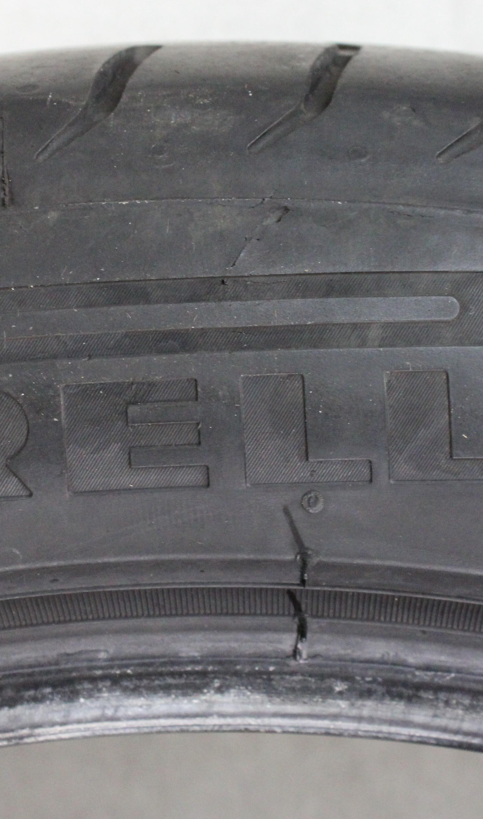 2 x 275/40R19 101Y Sommerreifen Pirelli PZero Runflat in der Mitte 3,5-4mm und auf den Schultern 5mm. 2019 *