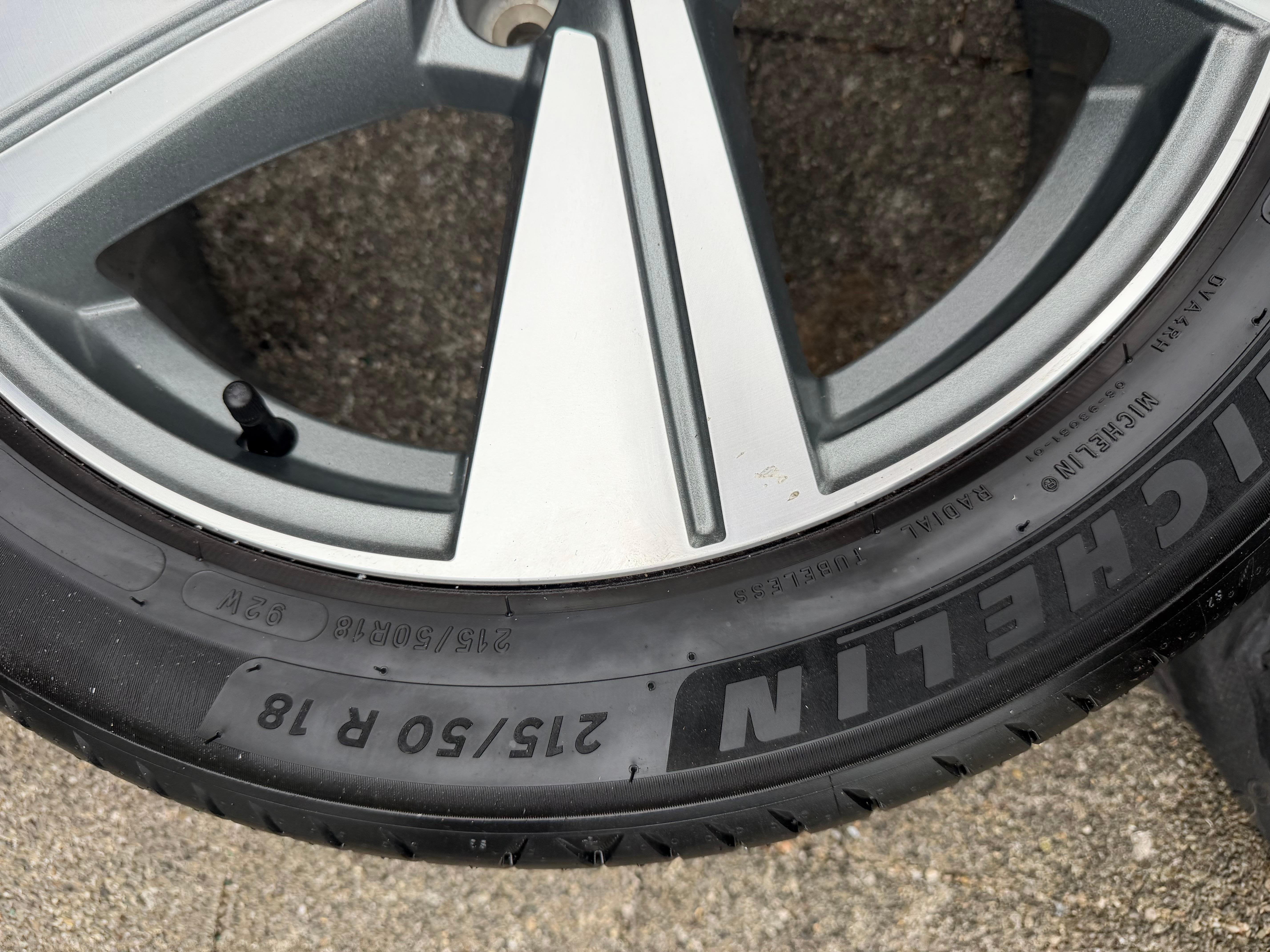 4 roues été complètes en aluminium d’origine 18" Audi Q2 SQ2 81A601025G 215/50R18 92W Michelin