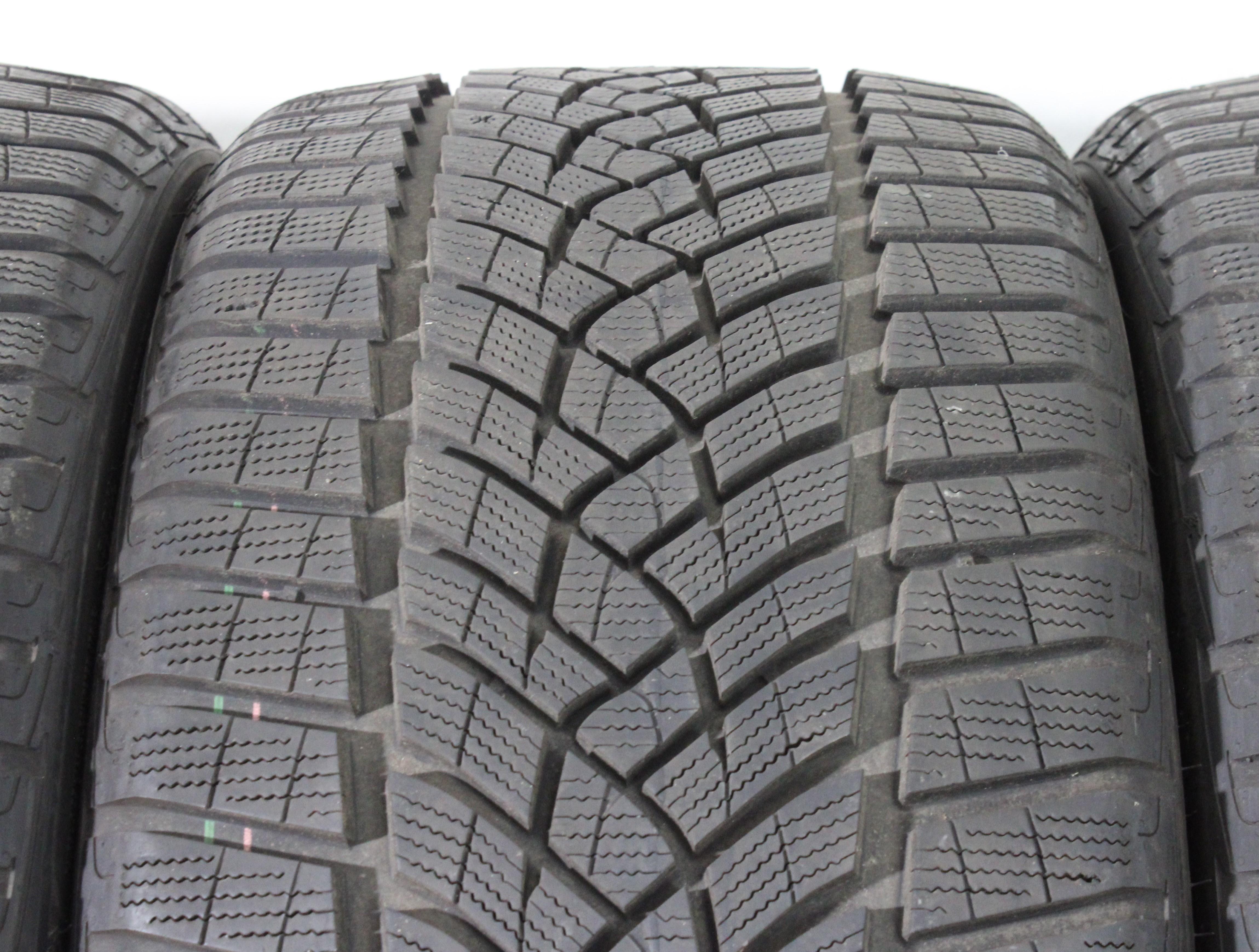 4 x 255/35R21 98V Winterreifen Goodyear Ultra Grip Performance + 2x7-7,5mm/2x8mm 2023 XL
