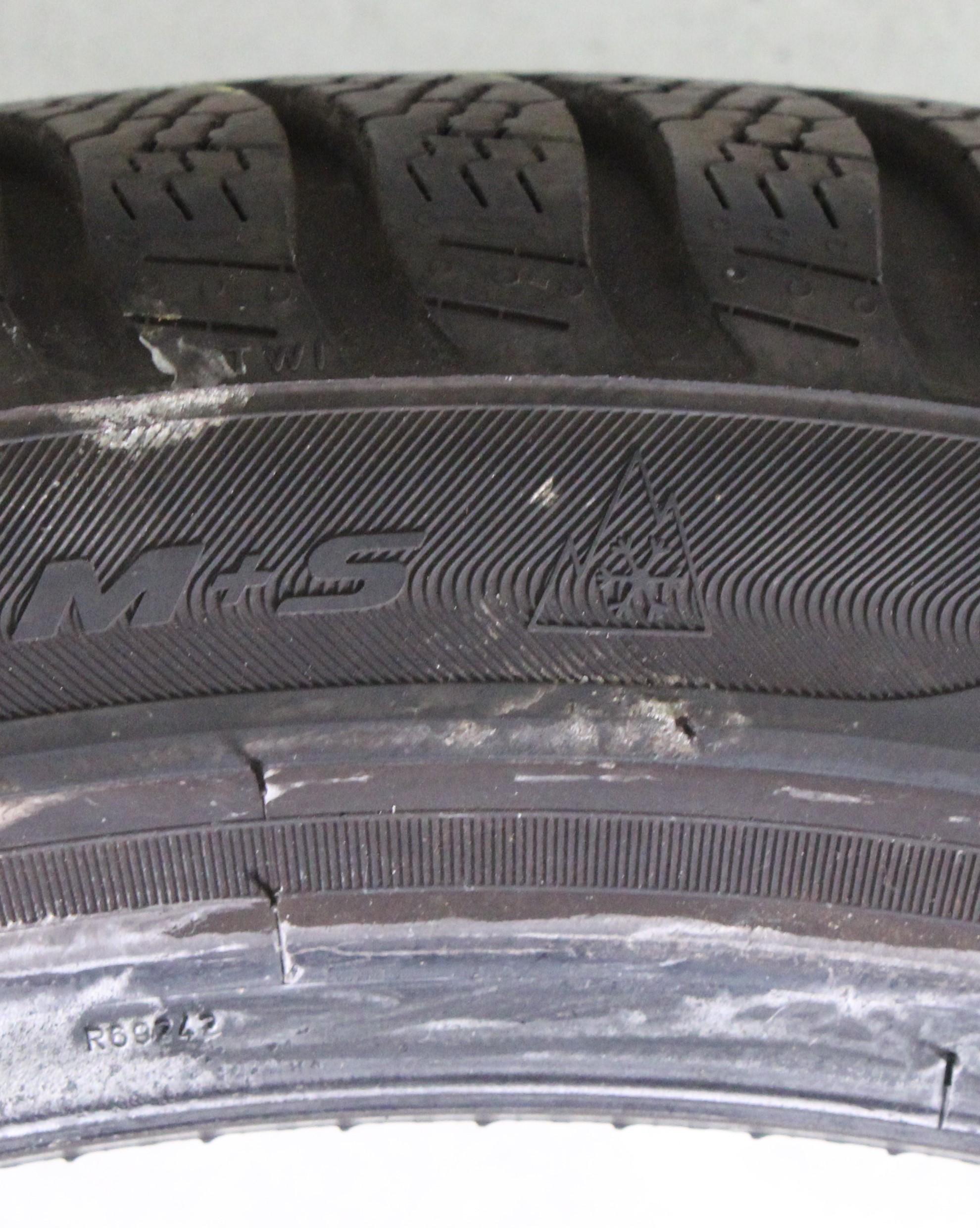 4 x 225/40R18 92V pneumatici invernali Pirelli Sottozero 3 A01 6,5-7mm 2022