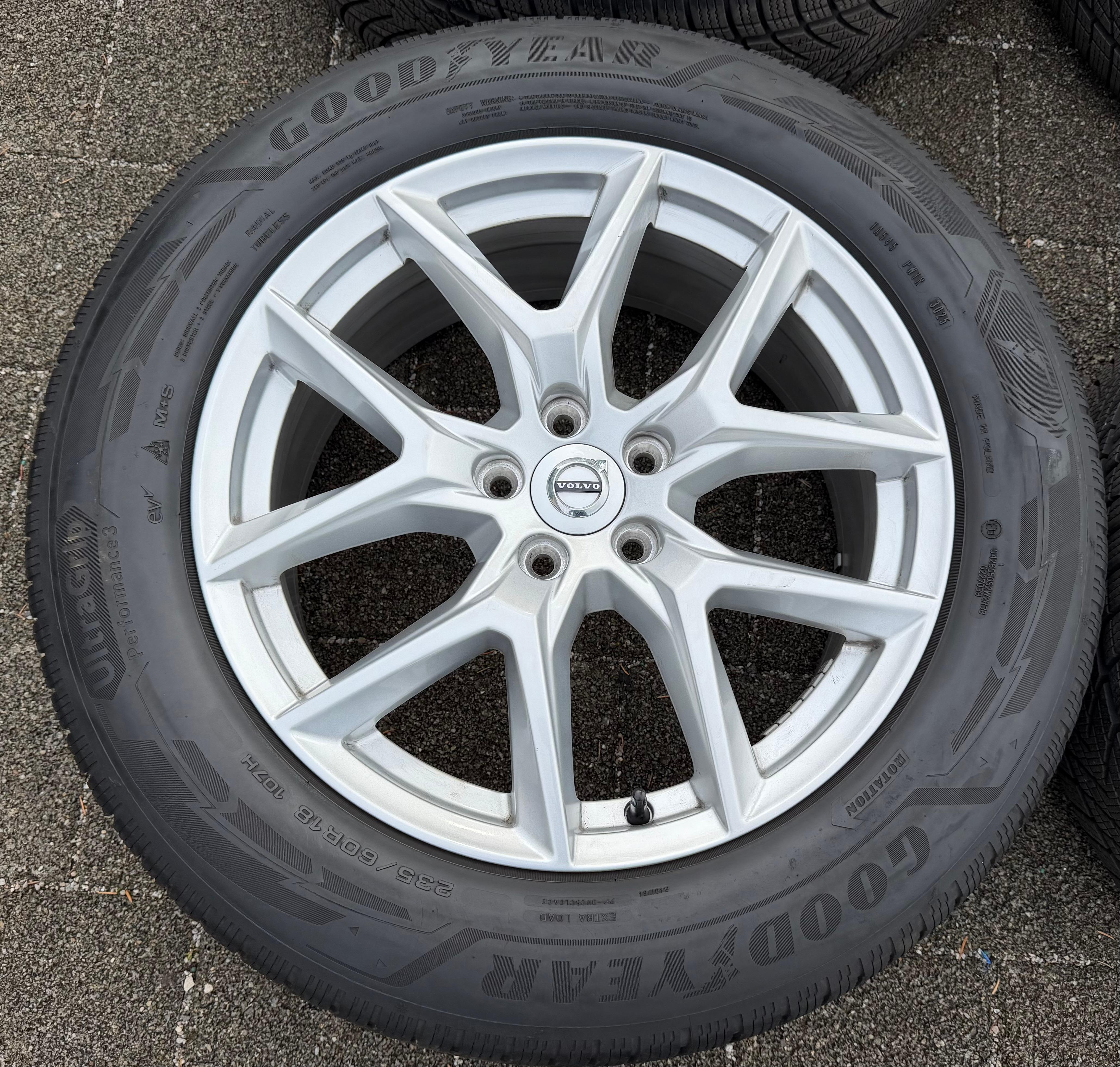4 ruedas de invierno de aleación originales de 18" para Volvo XC60 II 31423851 235/60R18 107H Goodyear 2025