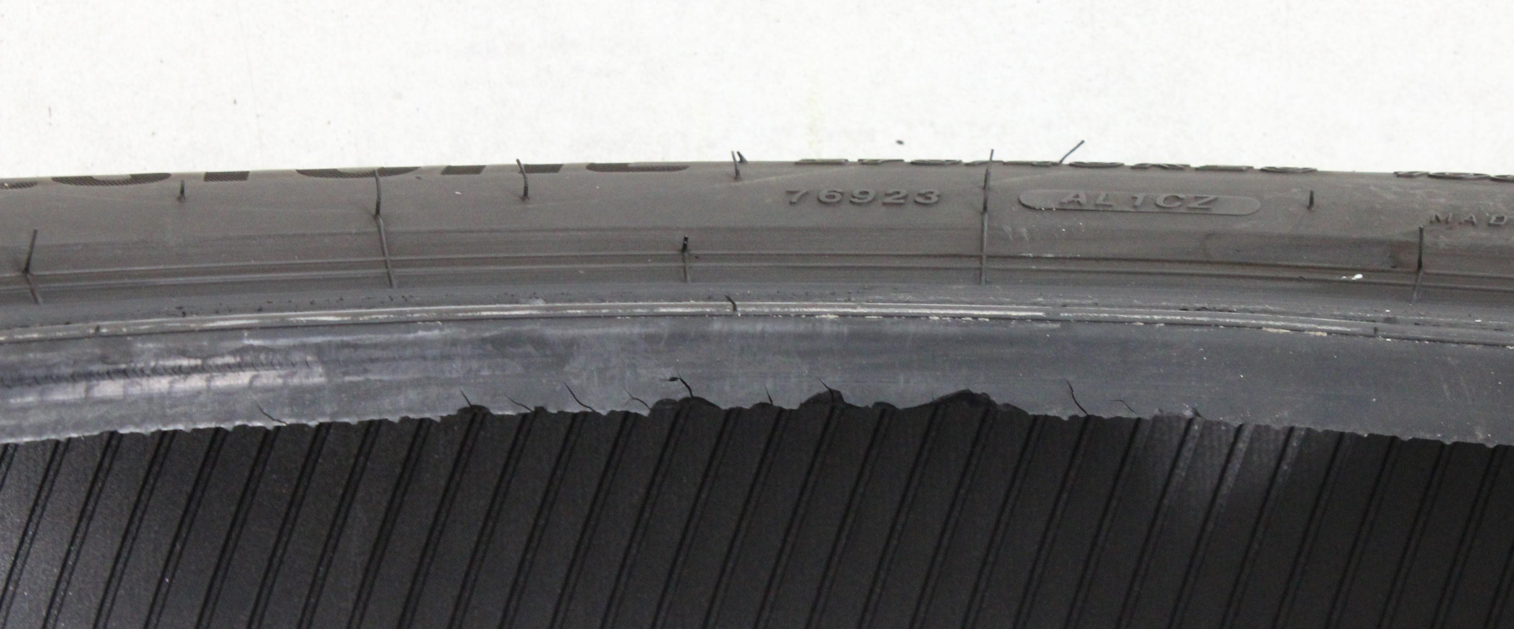 1 pneu été Bridgestone Alenza 001* 275/40R20 106W Runflat, avec une profondeur de sculpture de 3,5 mm au centre et de 4,5 mm sur les épaulements. 2022