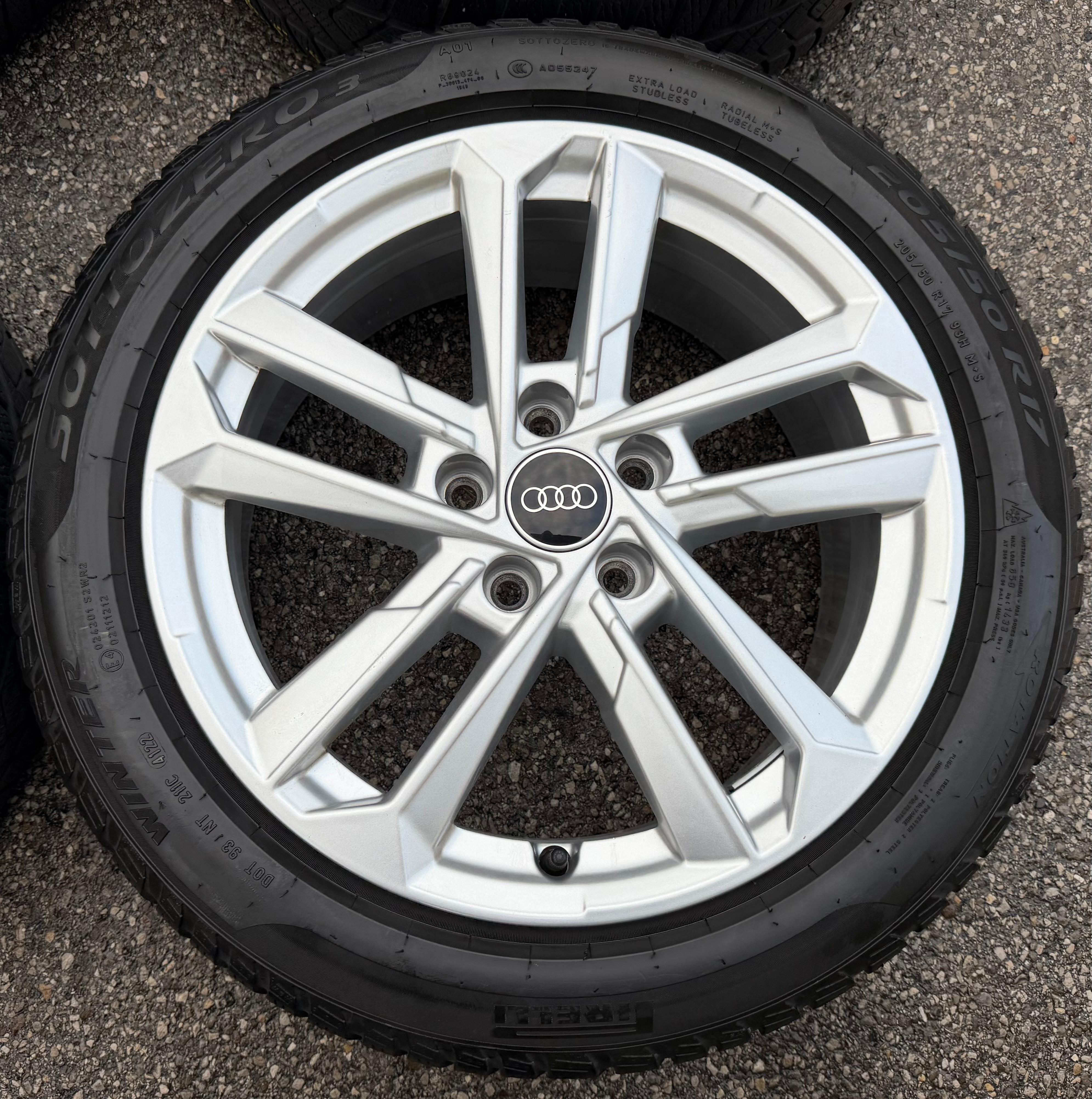 4 ruote complete in lega originali da 17" invernali Audi A3 S3 8Y 8Y0601025L 205/50R17 93H Pirelli 2022