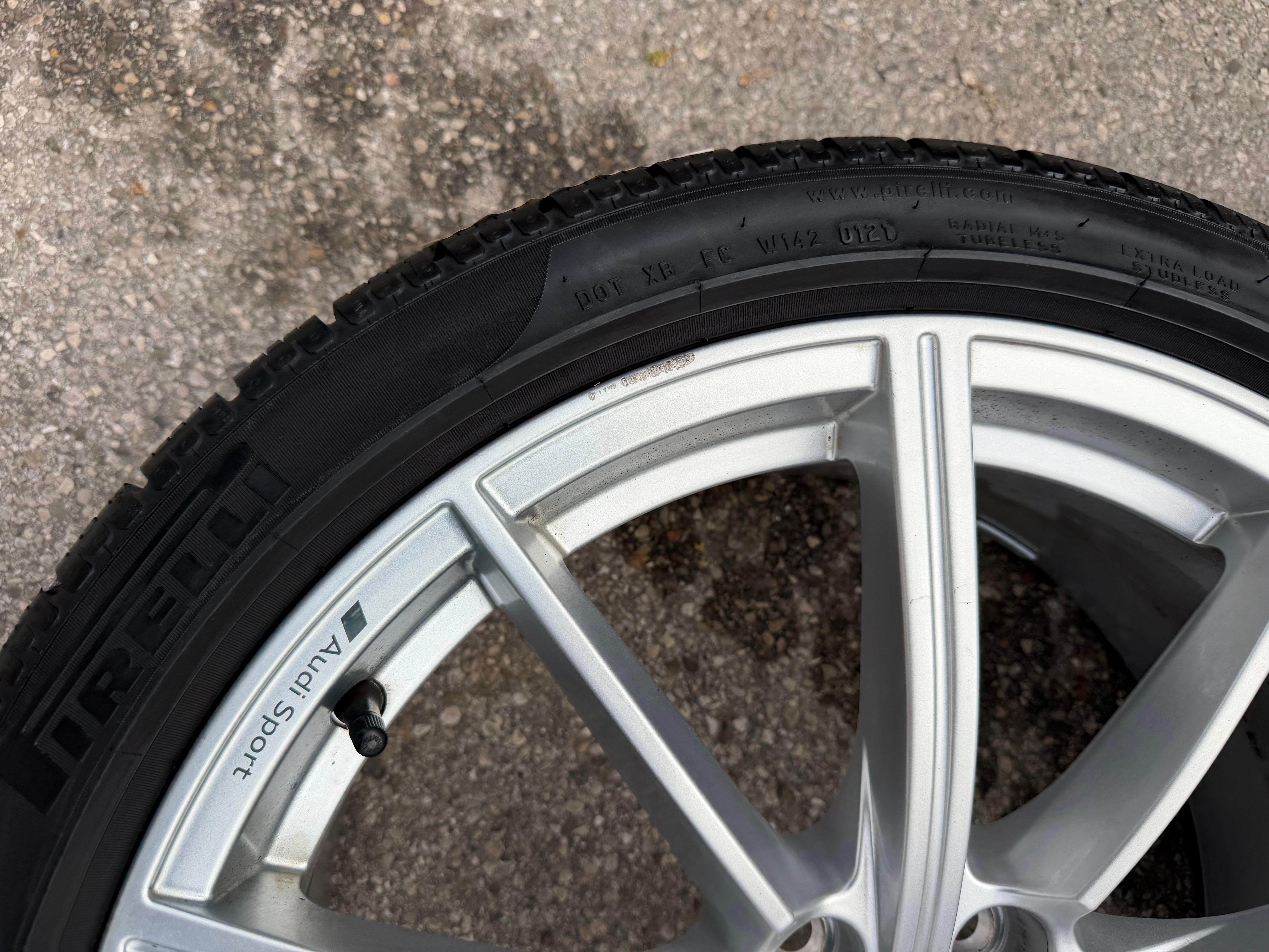 4 roues hiver en alliage d’origine 19" Audi RS4 RS5 8W 8W0601025CP 235/40R19 96V Pirelli