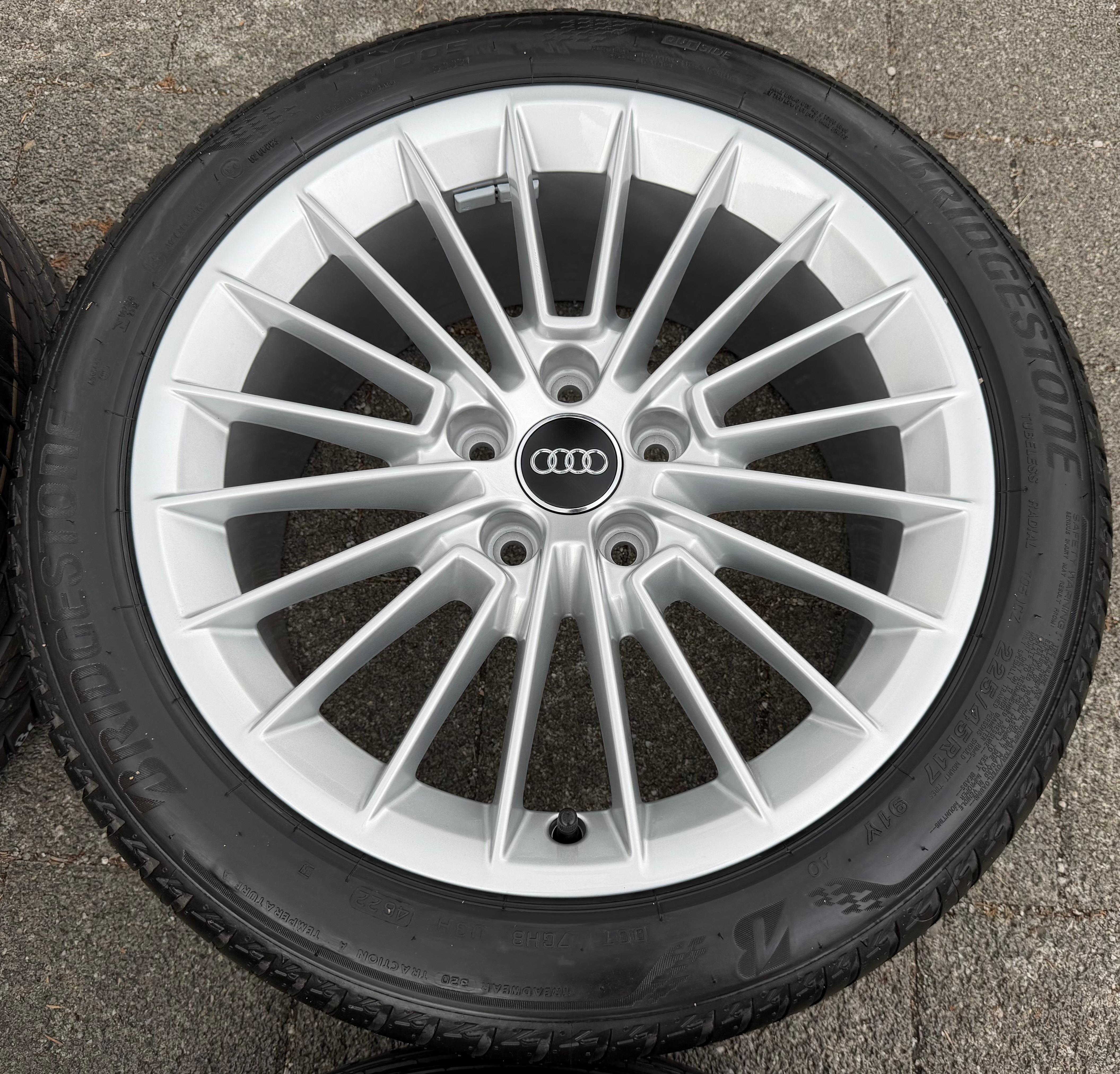 4 jantes d'origine en aluminium Sommer de 17 pouces pour Audi A3, référence GY 8Y0601025B, pneus 225/45R17 91Y, année 2022, NEUVES