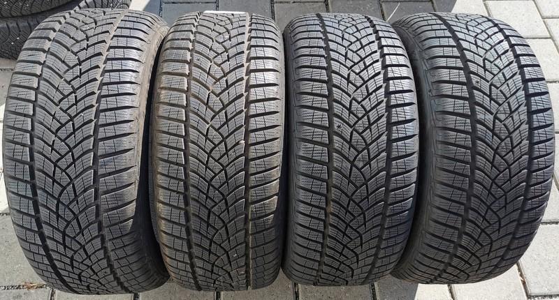 4 x 215/45R16 90V Winterreifen Goodyear Ultra Grip Performance 8mm 2018