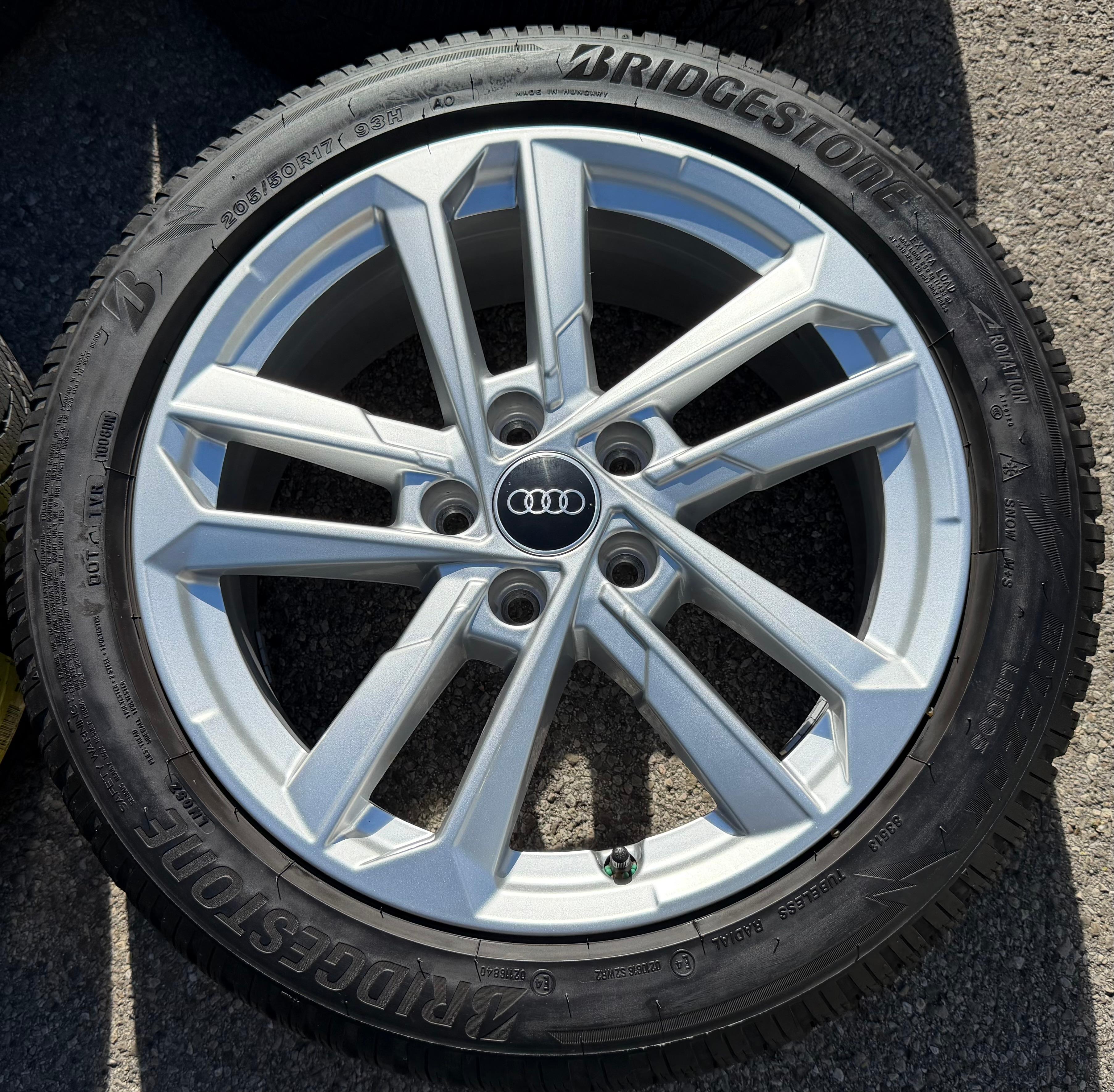 4 ruedas de invierno de aleación originales de 17" para Audi A3 S3 8Y 8Y0601025L 205/50R17 93H Bridgestone