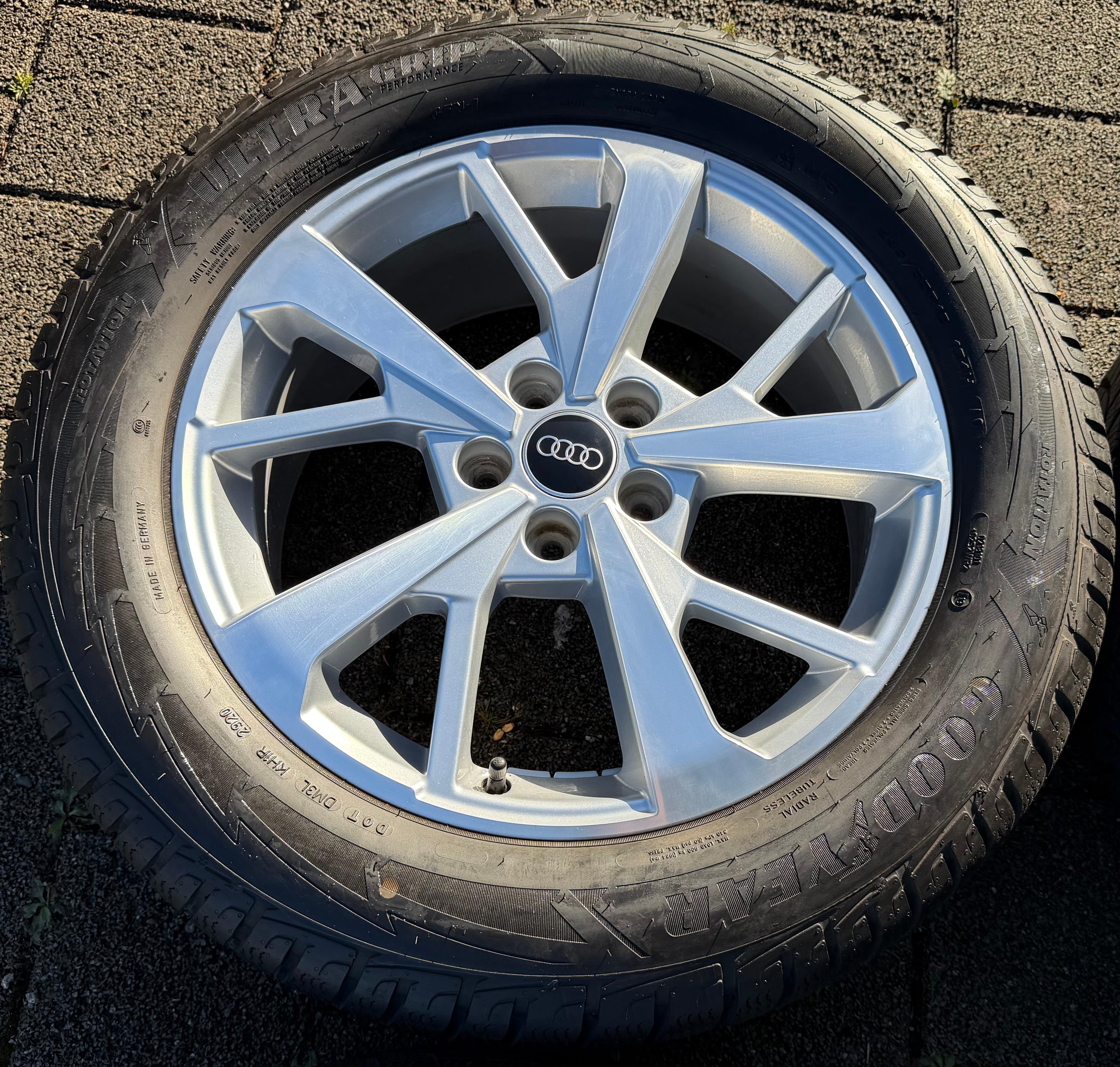 4 Original 18" Alu Winterräder Audi Q3 F3 83A 83A601025J 235/55R18 104H Goodyear