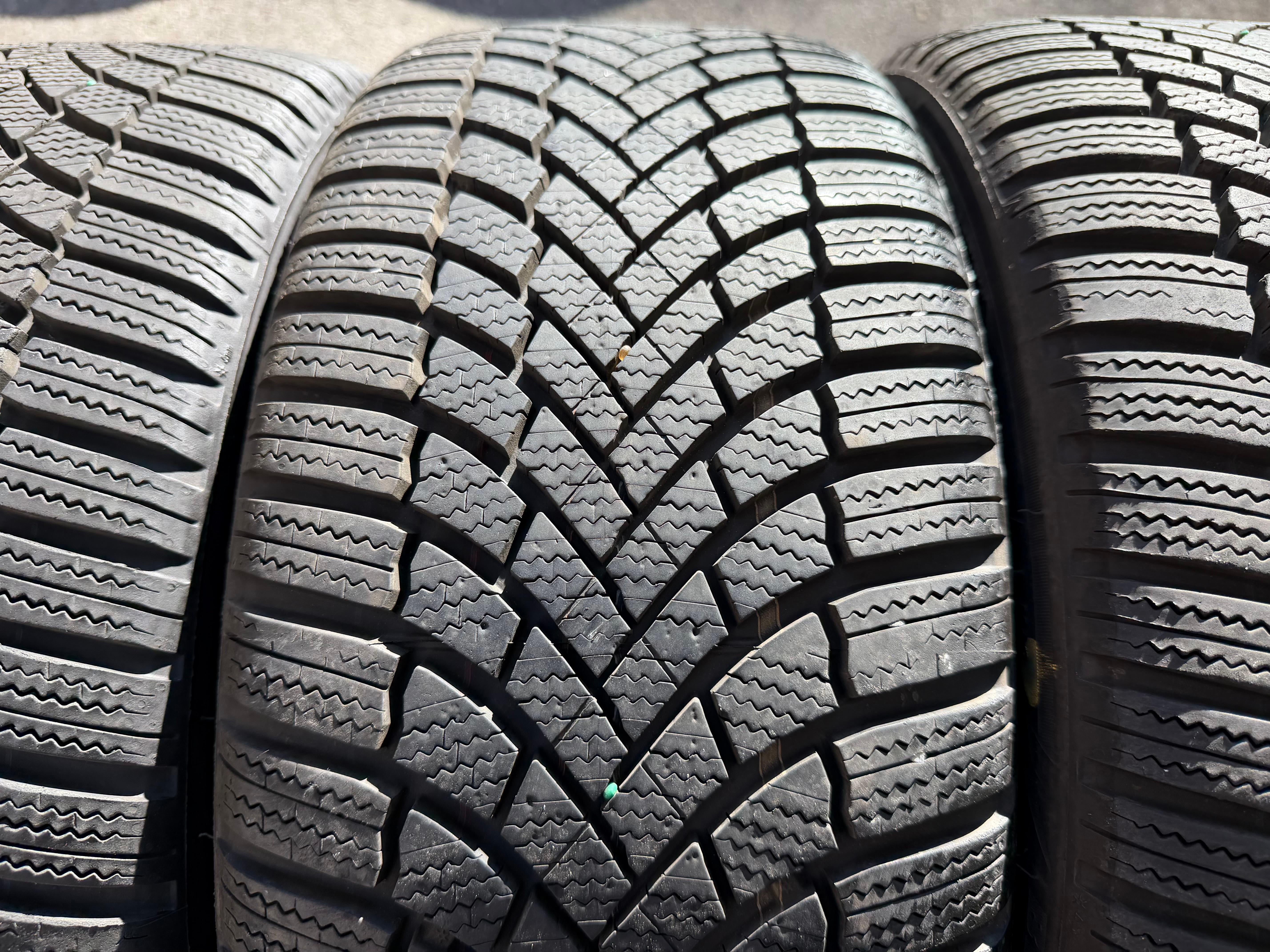4 ruedas de invierno de aleación originales de 18" para Audi A3 S3 8Y 8Y0601025CM 225/40R18 92V 2025