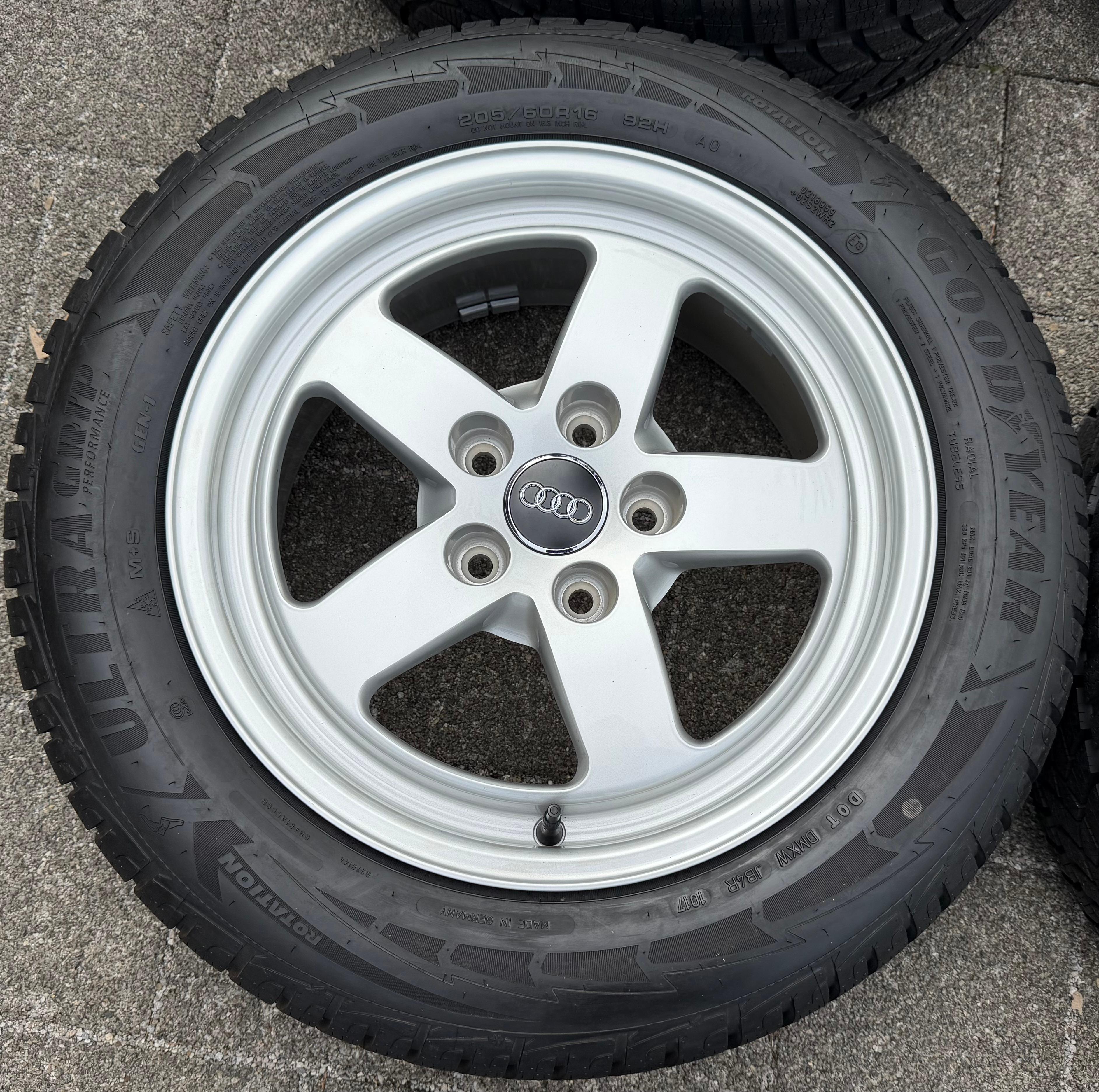 4 Original Alu Winterräder Audi A4 B9 8W 205/60R16 92H 8W0601025 Goodyear
