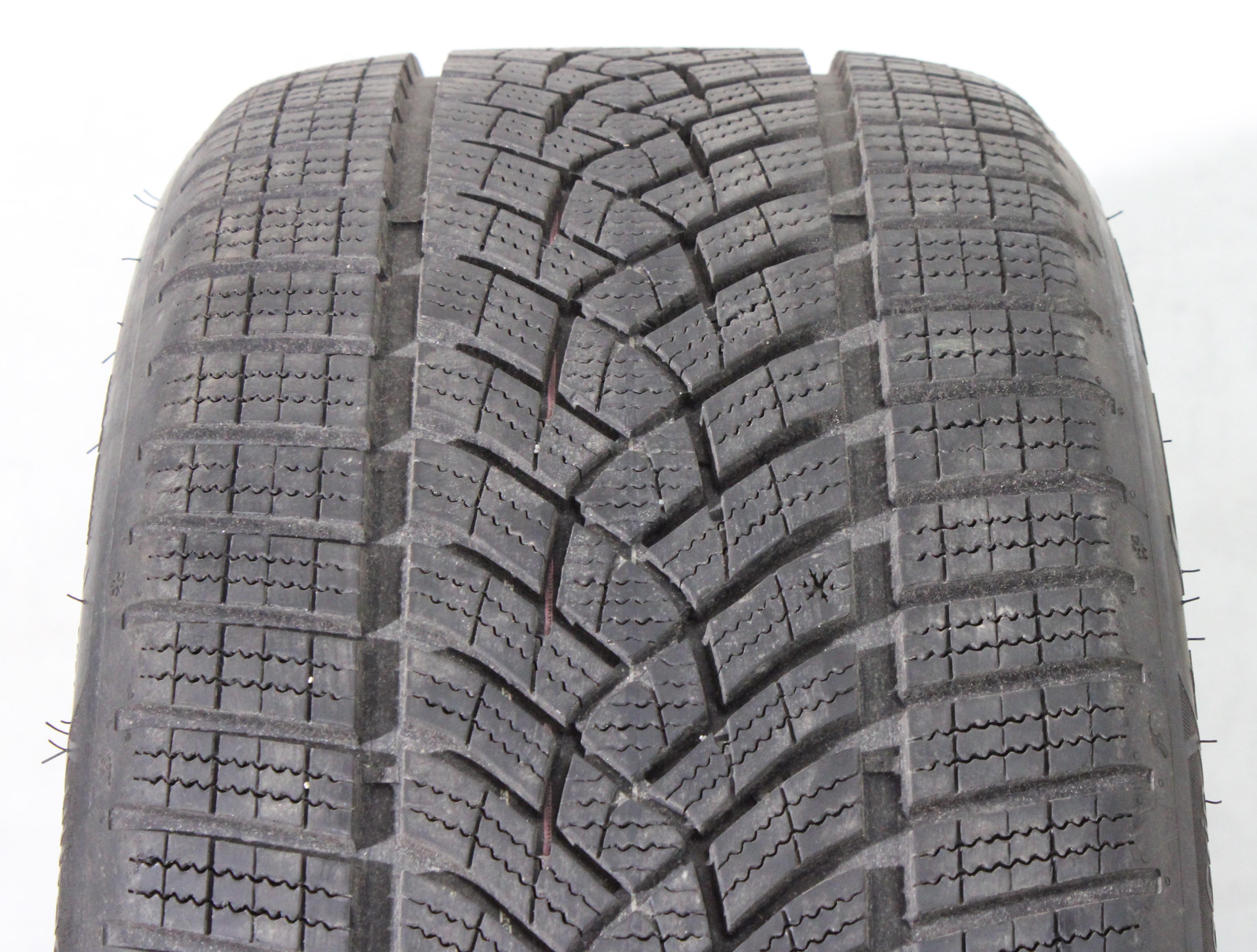 1 x 245/40R19 98V Winterreifen Goodyear Ultra Grip Performance + * 7mm 2021 XL