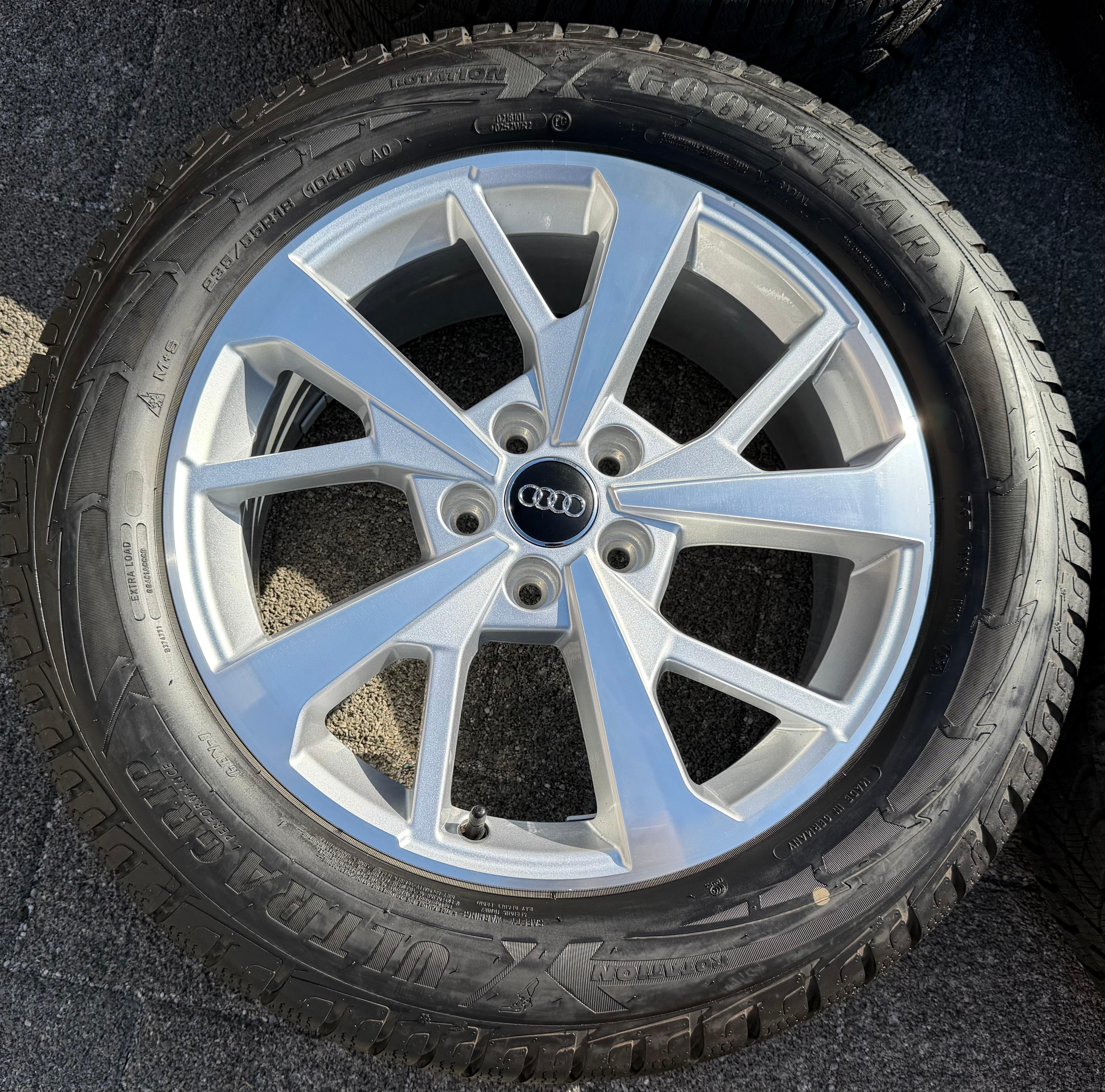 4 Original 18" Alu Winterräder Audi Q3 F3 83A 83A601025J 235/55R18 104H Goodyear
